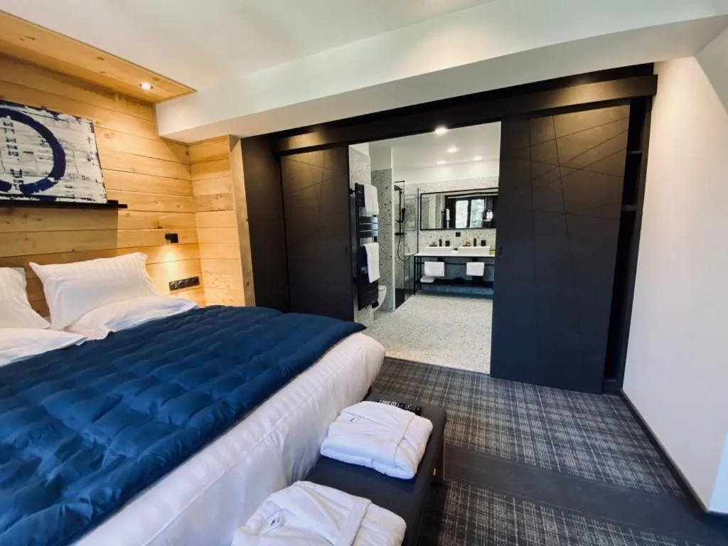 Photo of the whole room, Bed in Hôtel 16 | 150 Montagne & Spa Nuxe