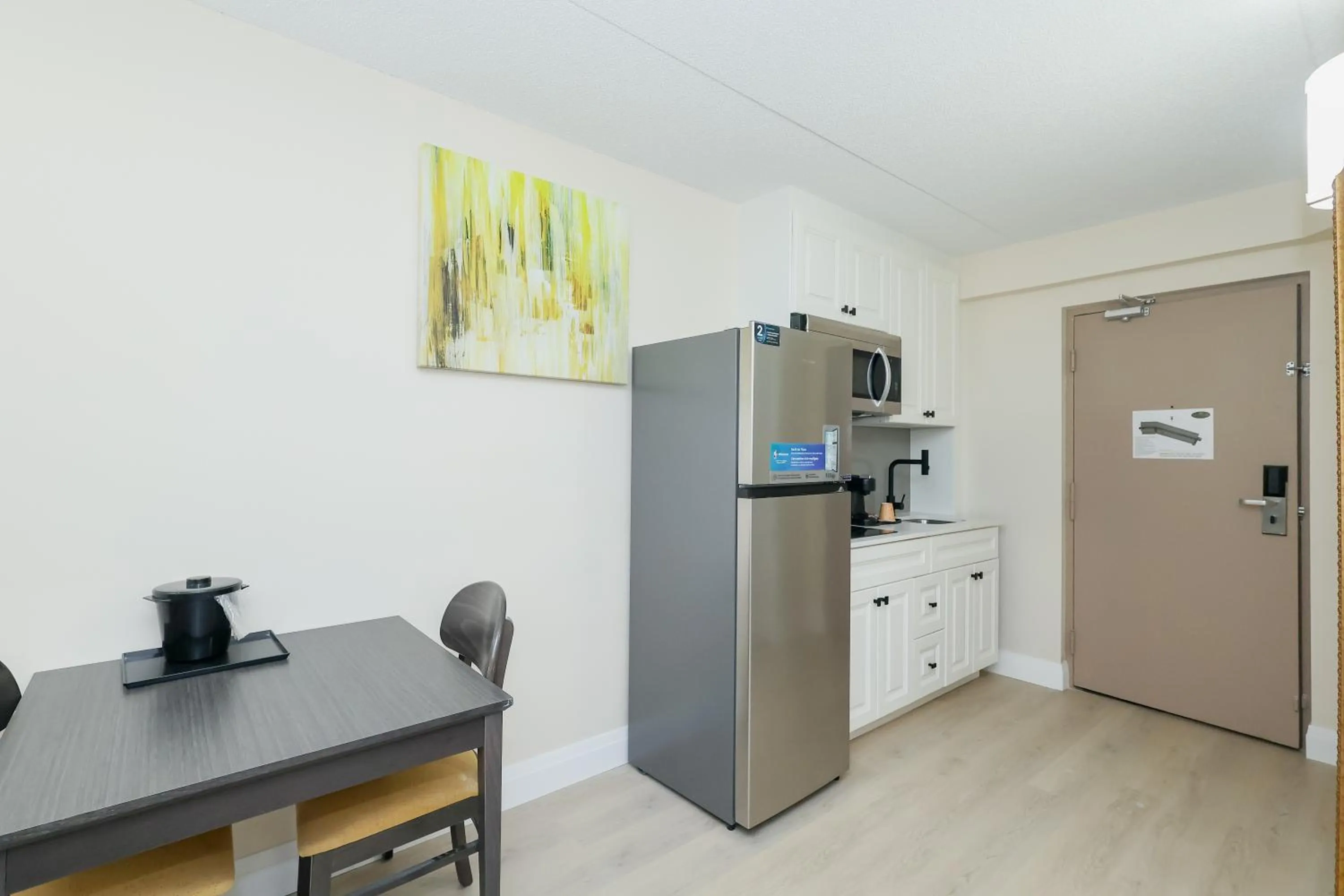 Kitchen or kitchenette in River Rapids Inn