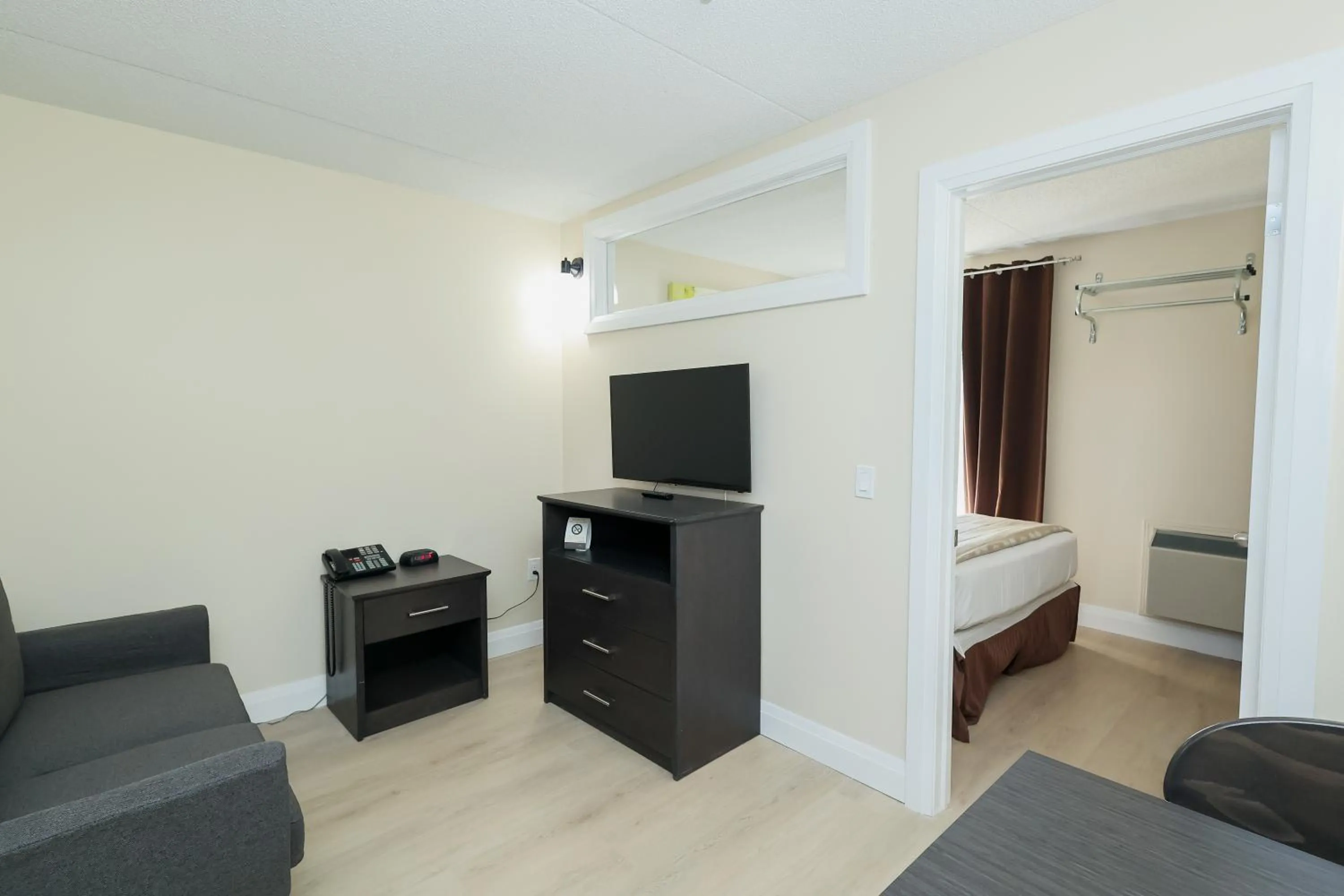 Communal lounge/ TV room, Bed in River Rapids Inn