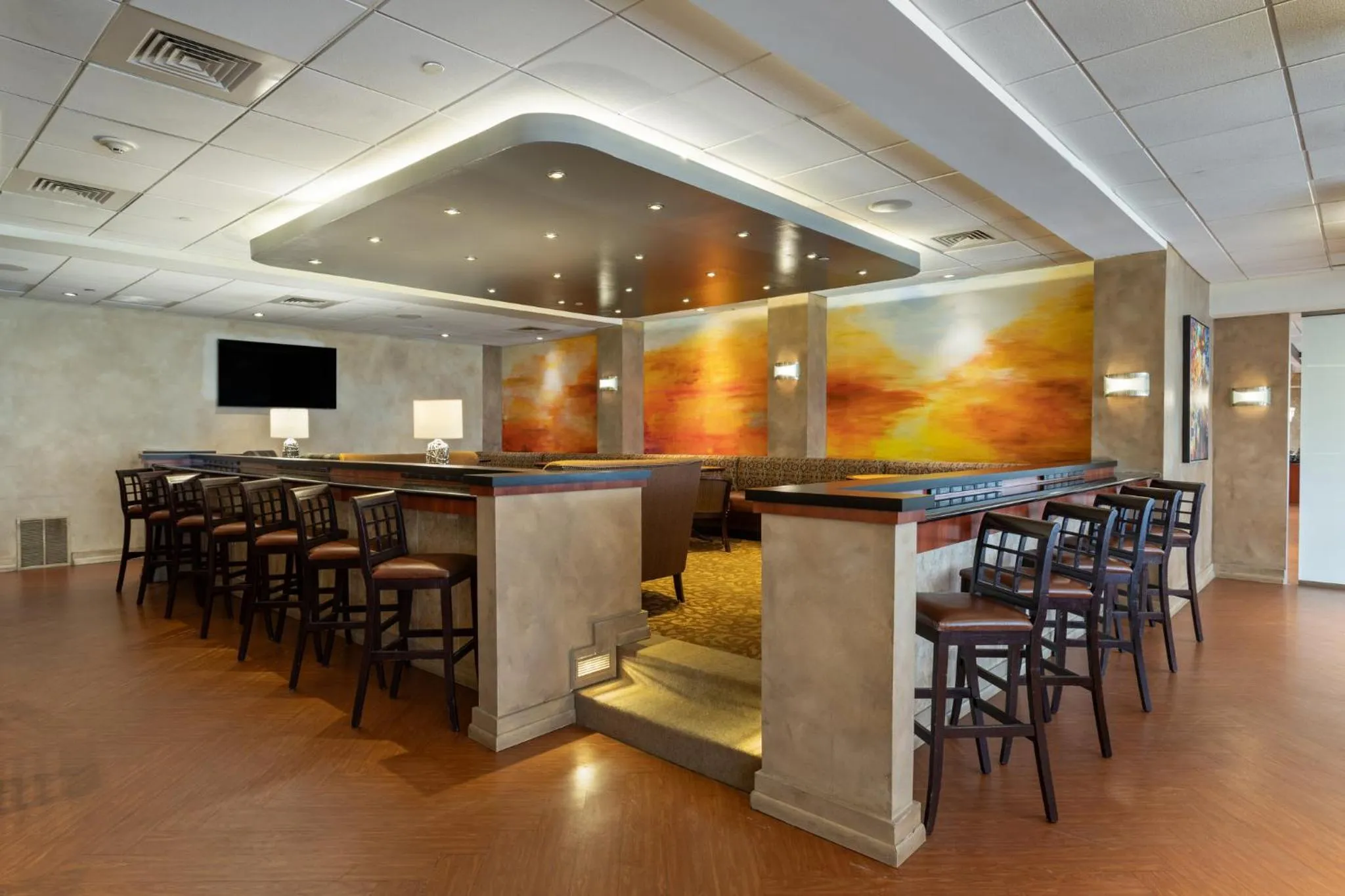 Lounge or bar in Crowne Plaza Executive Center Baton Rouge by IHG