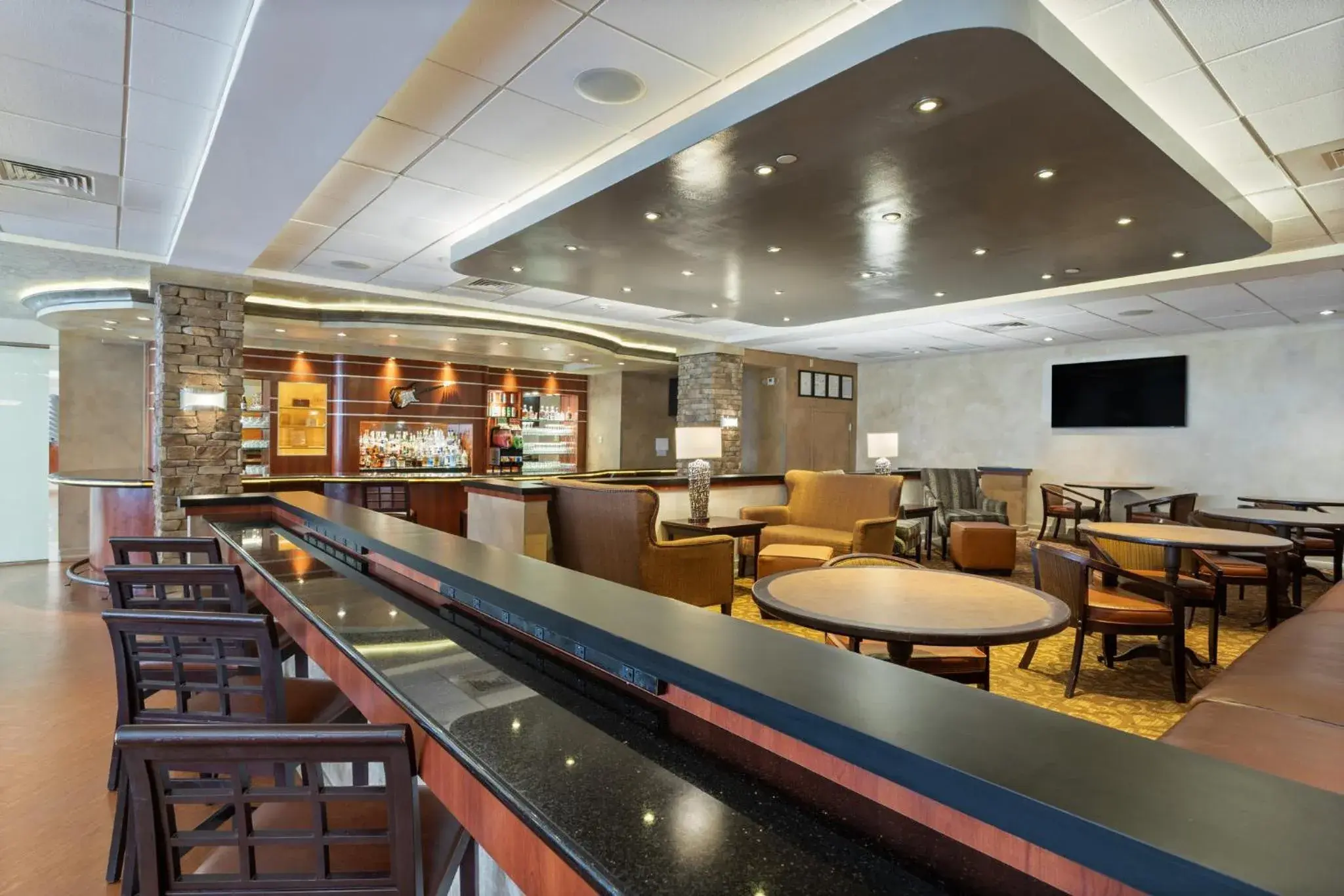 Lounge or bar in Crowne Plaza Executive Center Baton Rouge by IHG Lounge or bar in Crowne Plaza Executive Center Baton Rouge by IHG