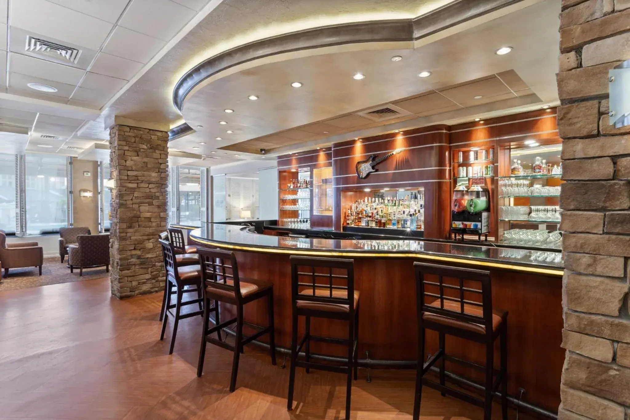 Lounge or bar in Crowne Plaza Executive Center Baton Rouge by IHG Lounge or bar in Crowne Plaza Executive Center Baton Rouge by IHG