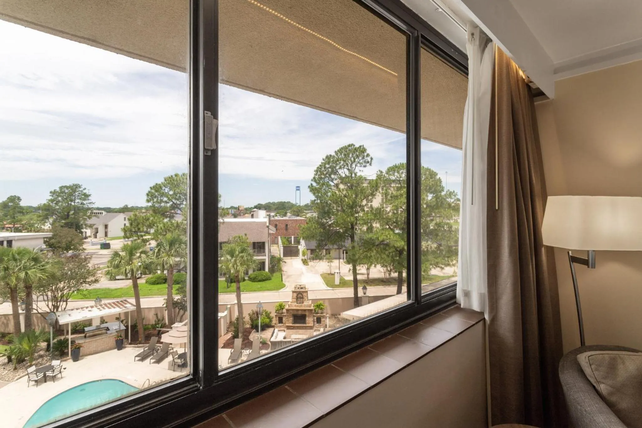 Photo of the whole room in Crowne Plaza Executive Center Baton Rouge by IHG