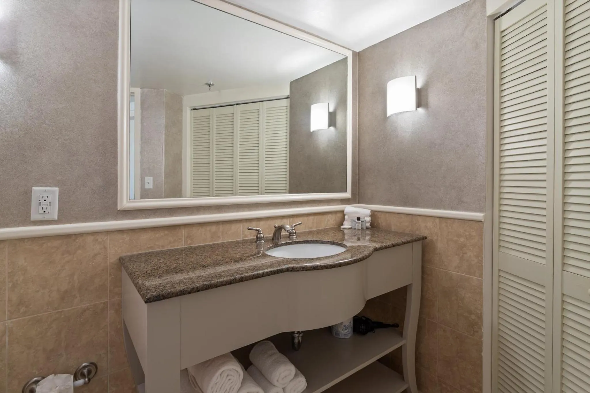 Photo of the whole room in Crowne Plaza Executive Center Baton Rouge by IHG