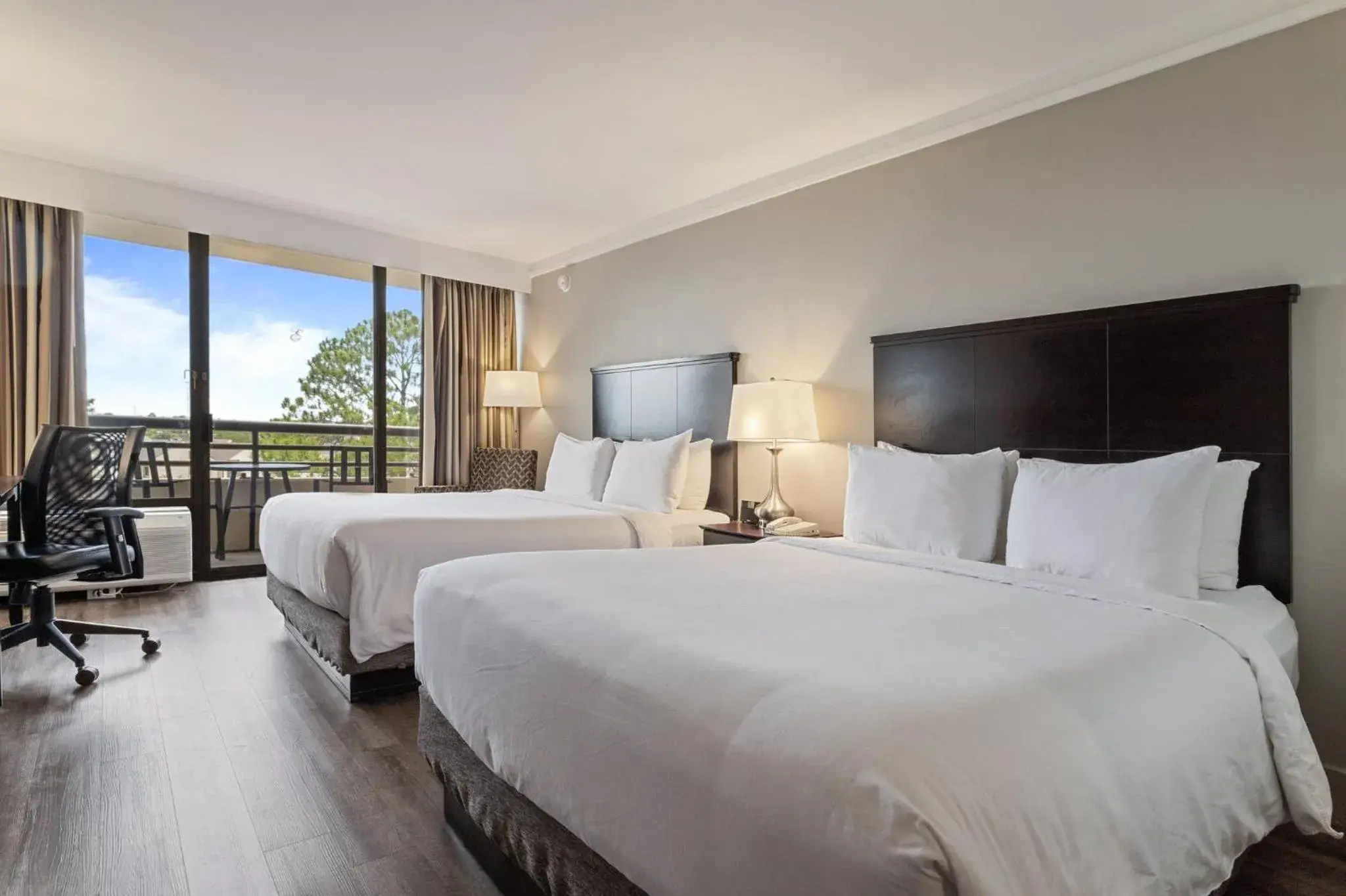 Premium Queen Room with Two Queen Beds and Balcony in Crowne Plaza Executive Center Baton Rouge by IHG Premium Queen Room with Two Queen Beds and Balcony in Crowne Plaza Executive Center Baton Rouge by IHG