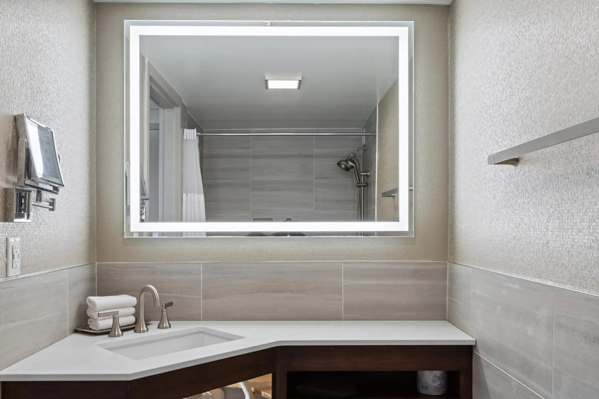 Photo of the whole room in Crowne Plaza Executive Center Baton Rouge by IHG