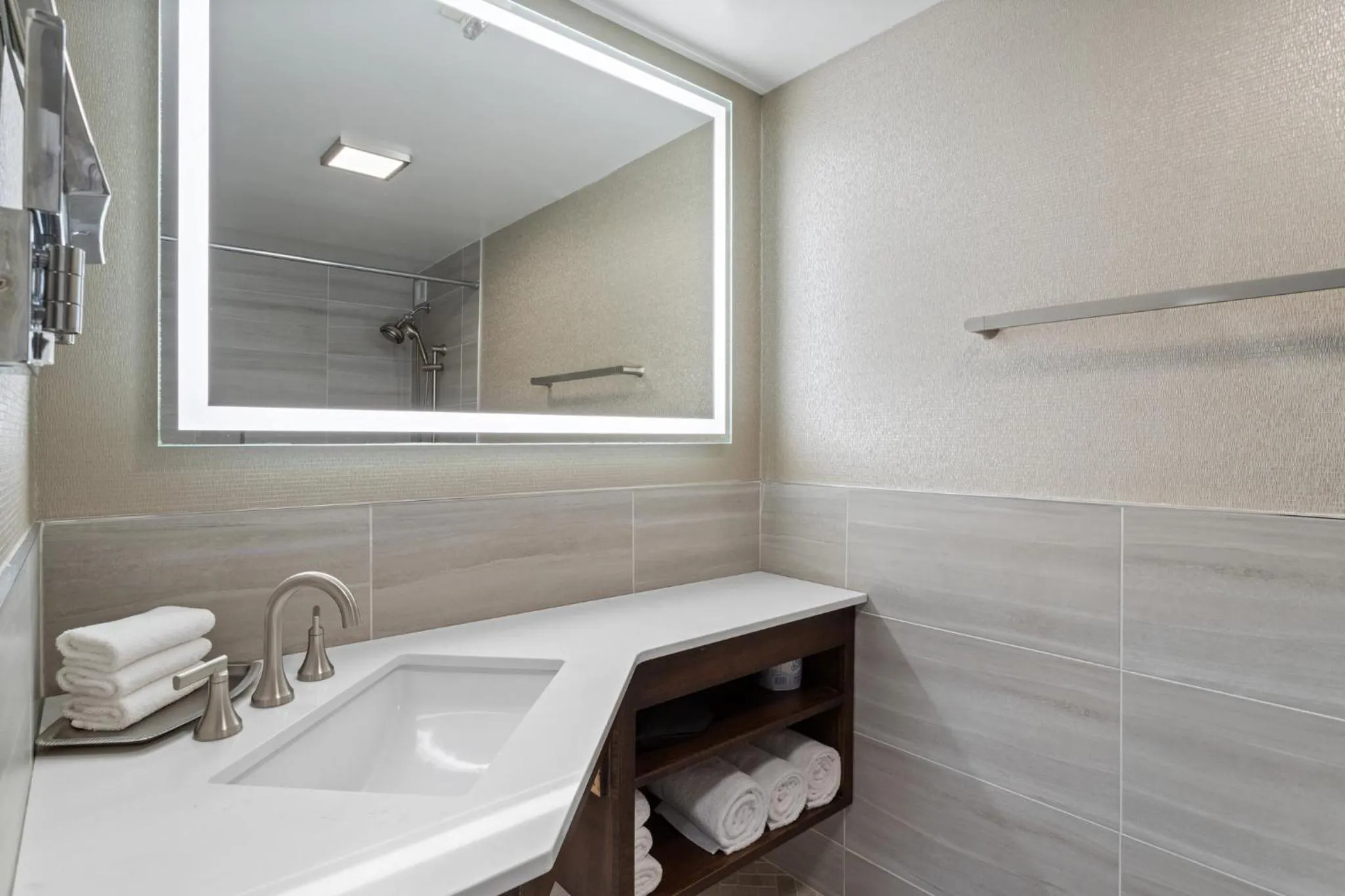 Photo of the whole room in Crowne Plaza Executive Center Baton Rouge by IHG