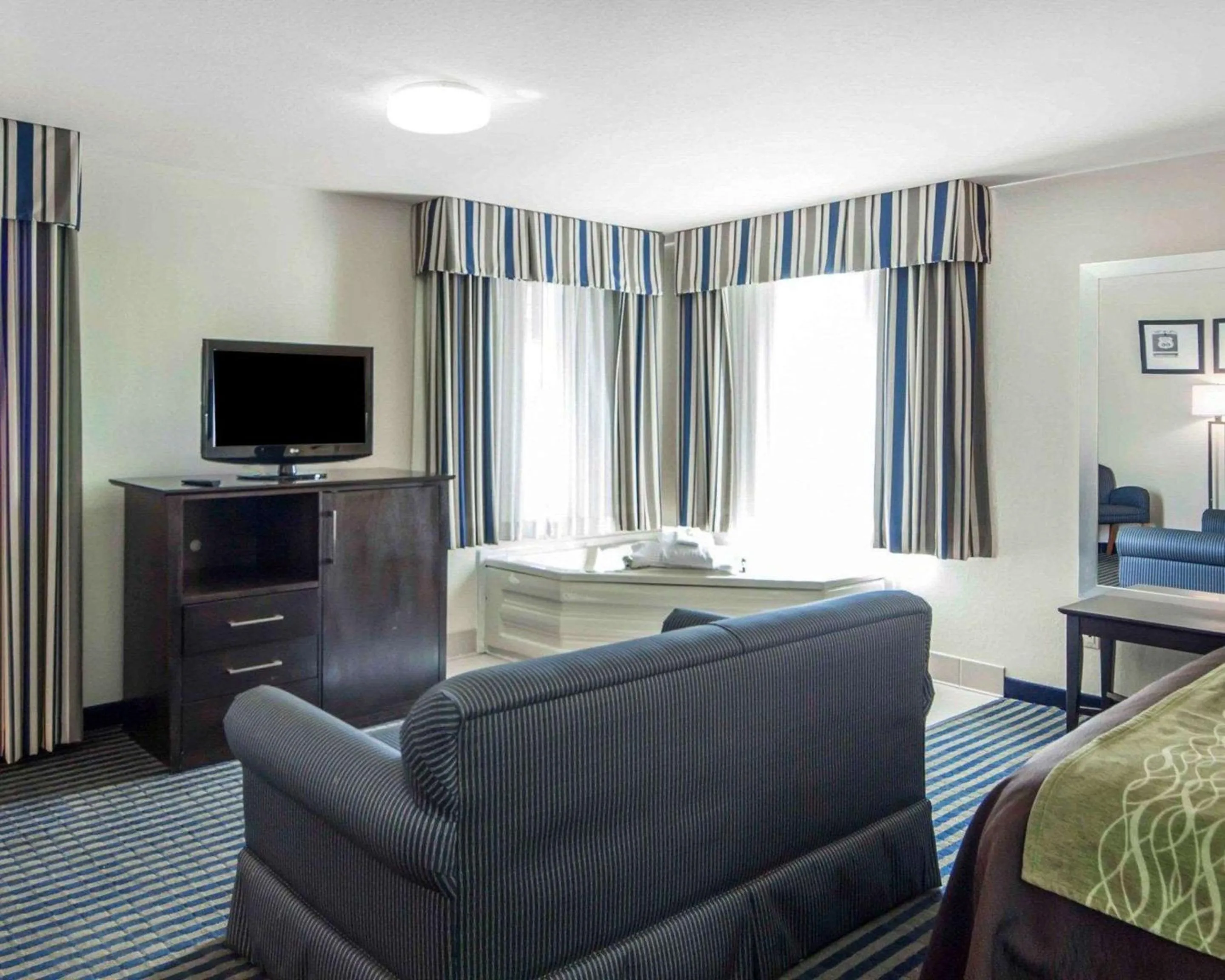 Bedroom, Bed in Quality Inn Tulsa-Downtown West