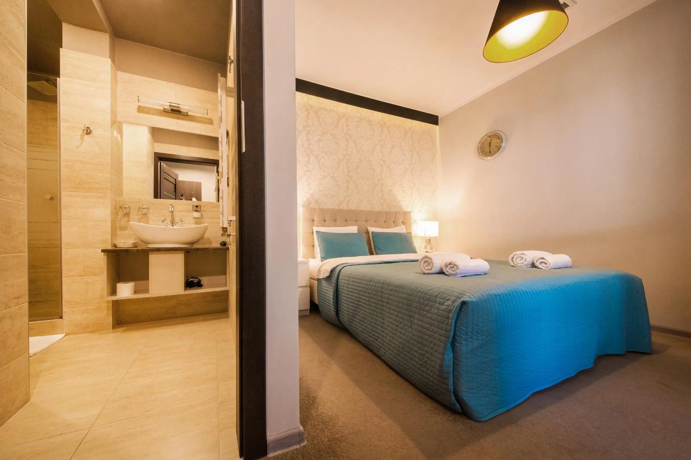 Bathroom, Bed in B&M Guesthouse