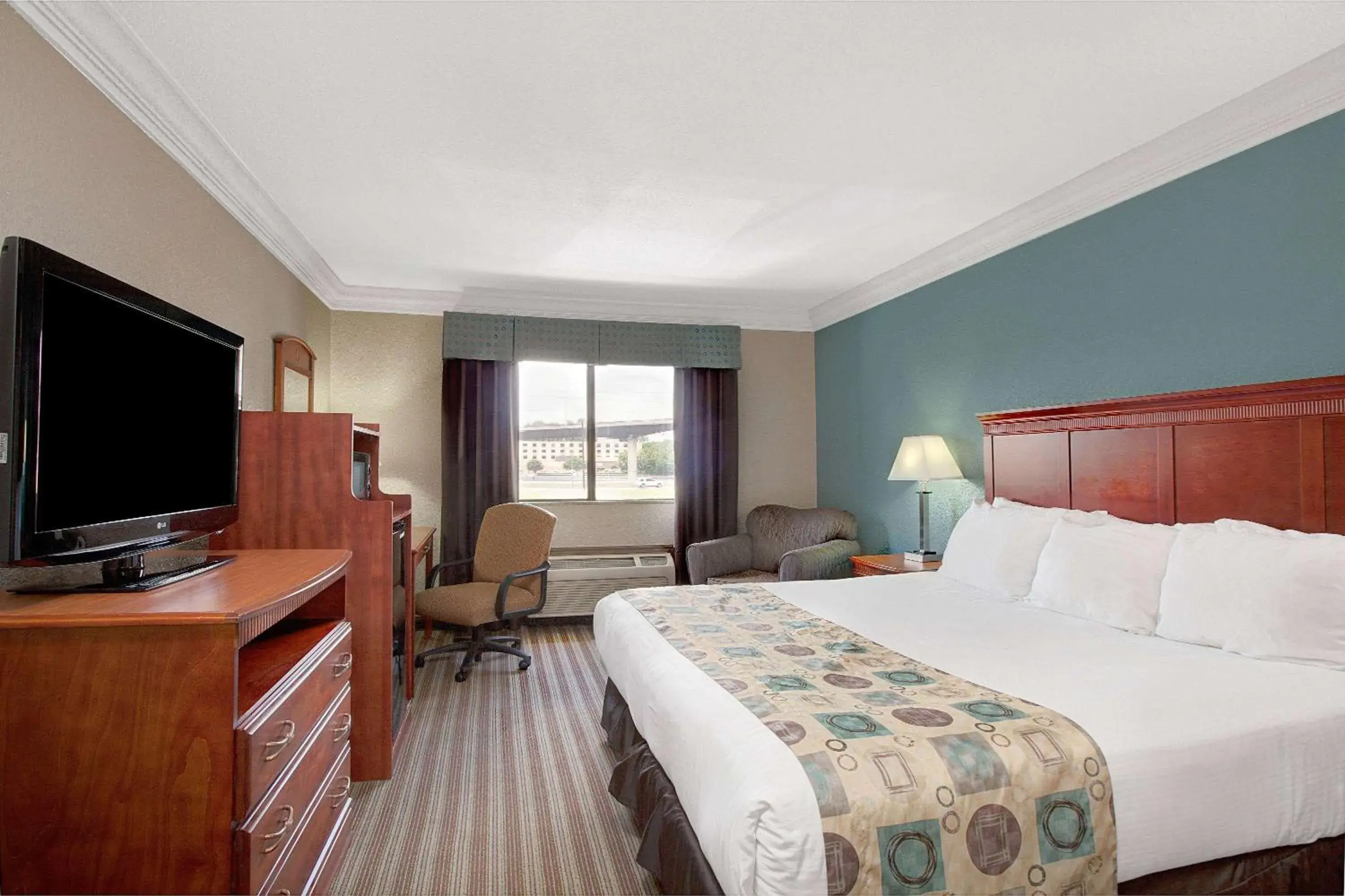 Photo of the whole room, Bed in Ramada by Wyndham Houston Intercontinental Airport South Photo of the whole room, Bed in Ramada by Wyndham Houston Intercontinental Airport South