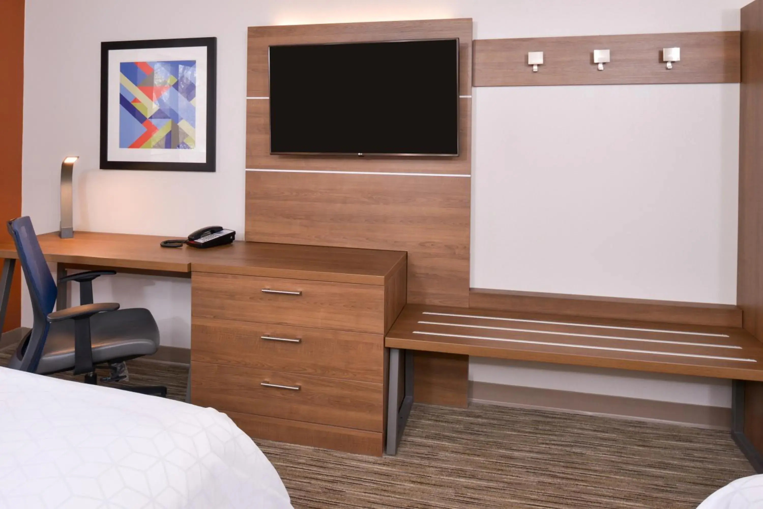 TV and multimedia, Bed in Holiday Inn Express Glenwood Springs Aspen Area by IHG TV and multimedia, Bed in Holiday Inn Express Glenwood Springs Aspen Area by IHG