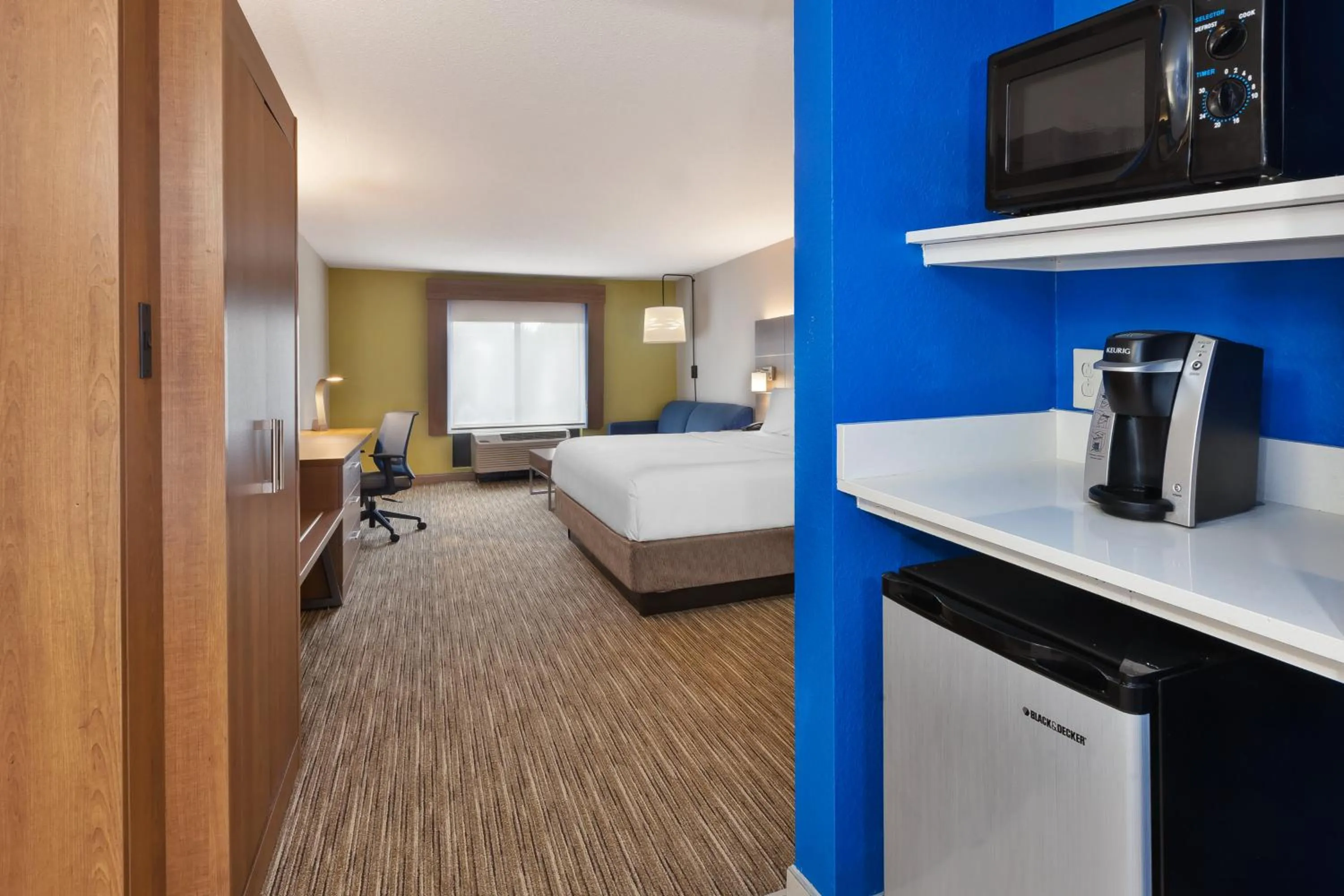 Photo of the whole room, Bed in Holiday Inn Express & Suites Chesapeake by IHG