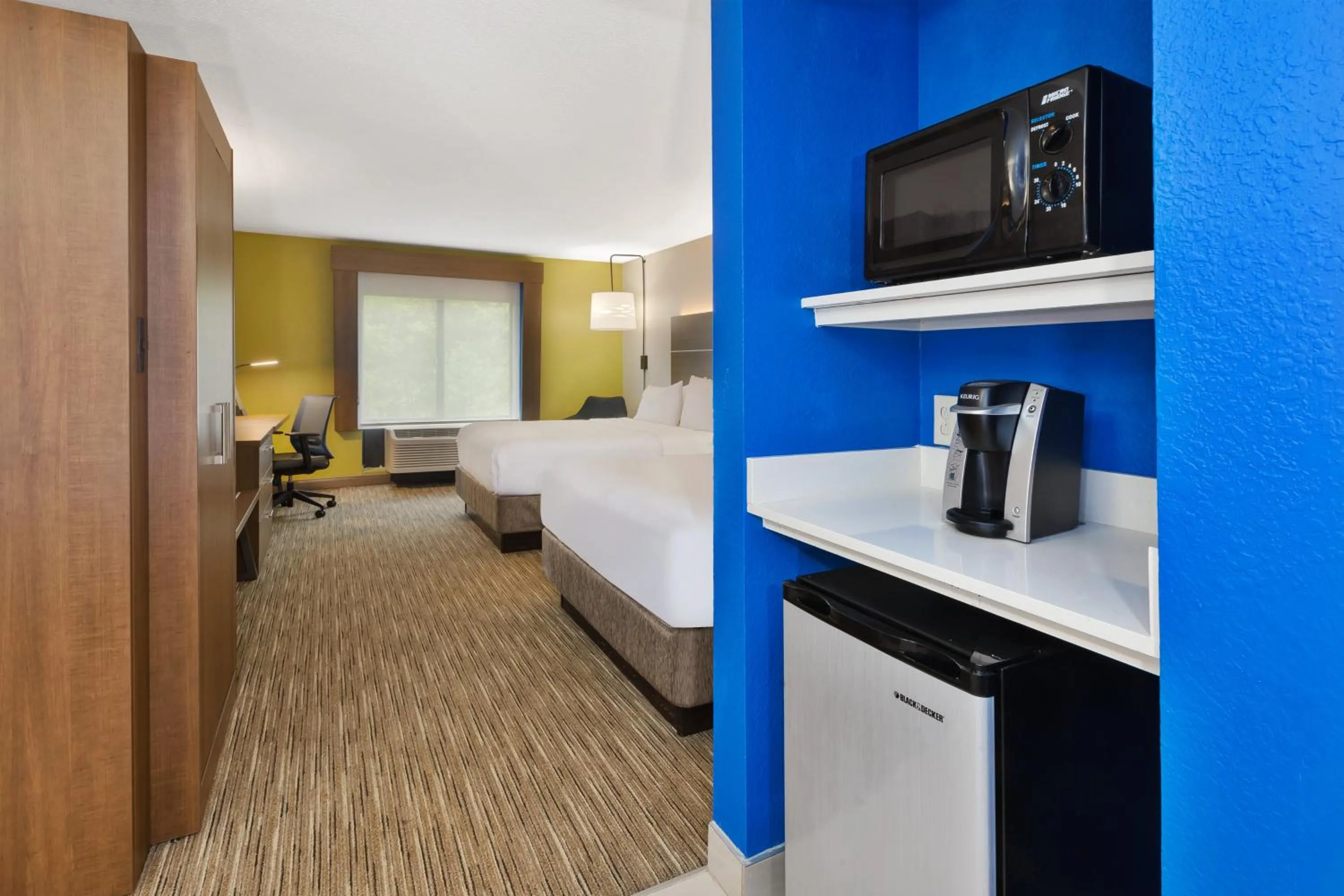 Photo of the whole room, Bed in Holiday Inn Express & Suites Chesapeake by IHG