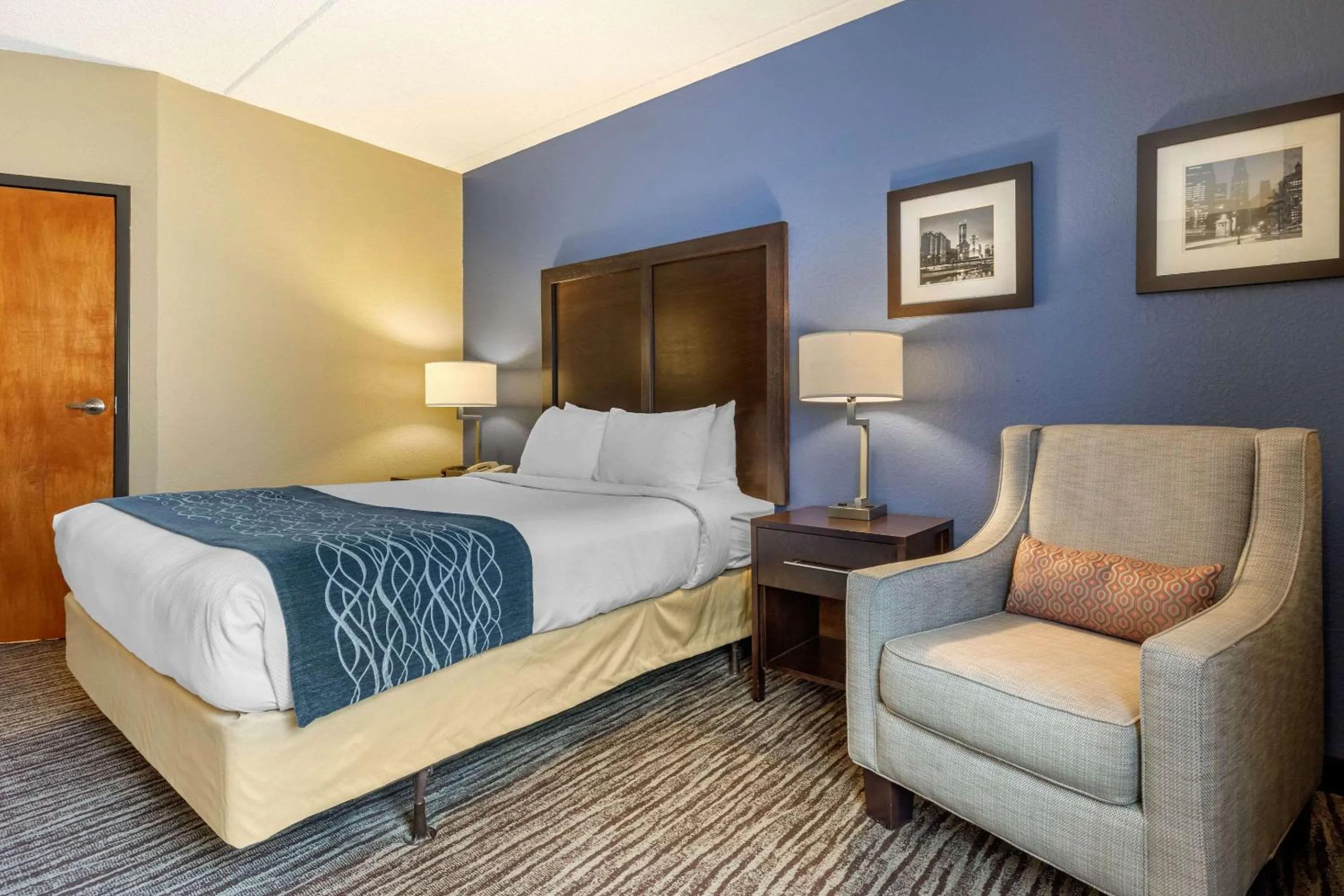 Bedroom, Bed in Suburban Studios Arlington Heights Elk Grove