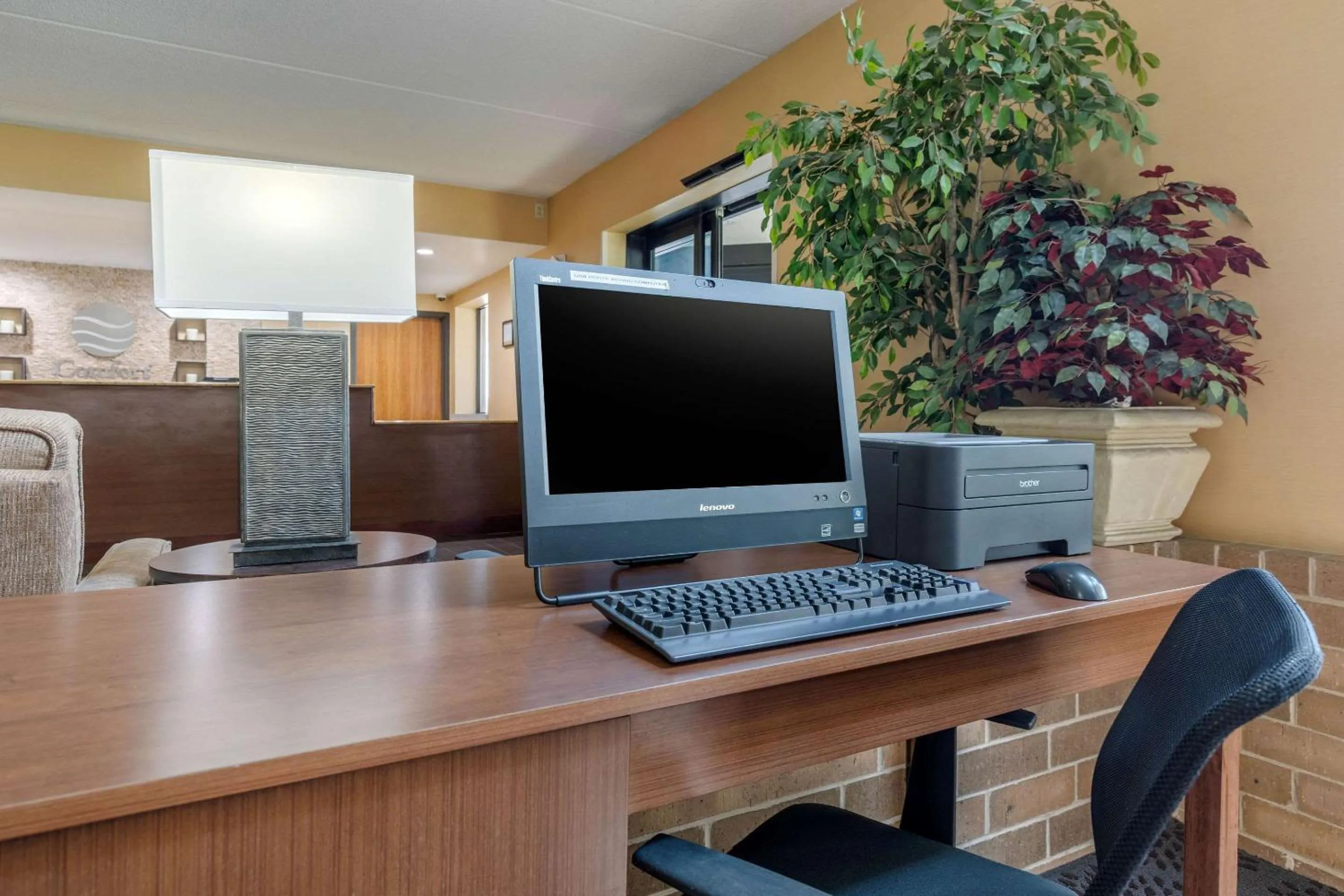 Business facilities in Suburban Studios Arlington Heights Elk Grove