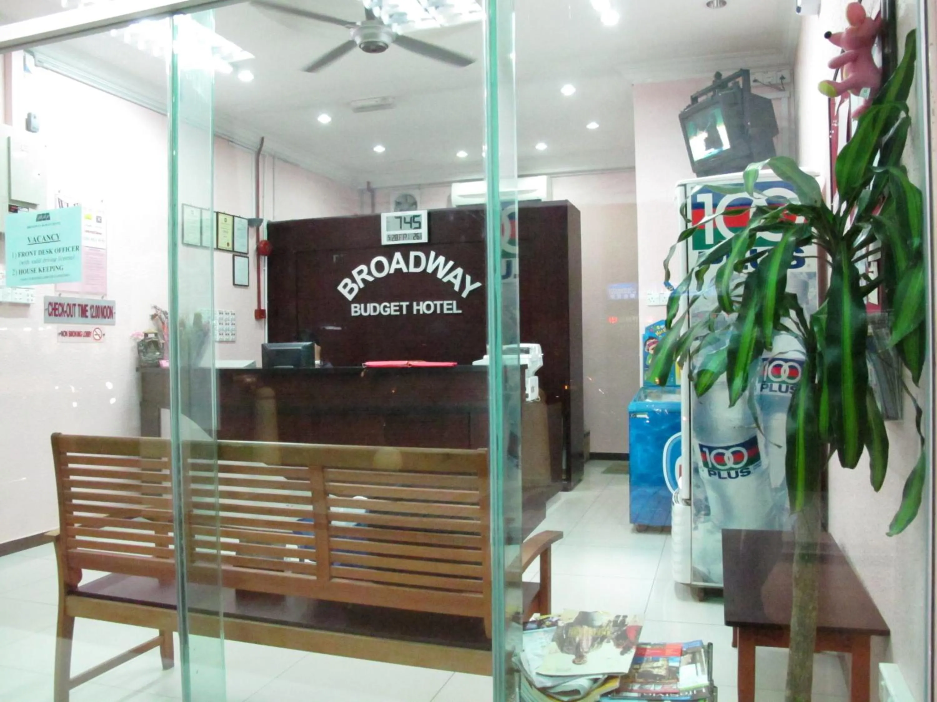 Communal lounge/ TV room in Broadway Budget Hotel