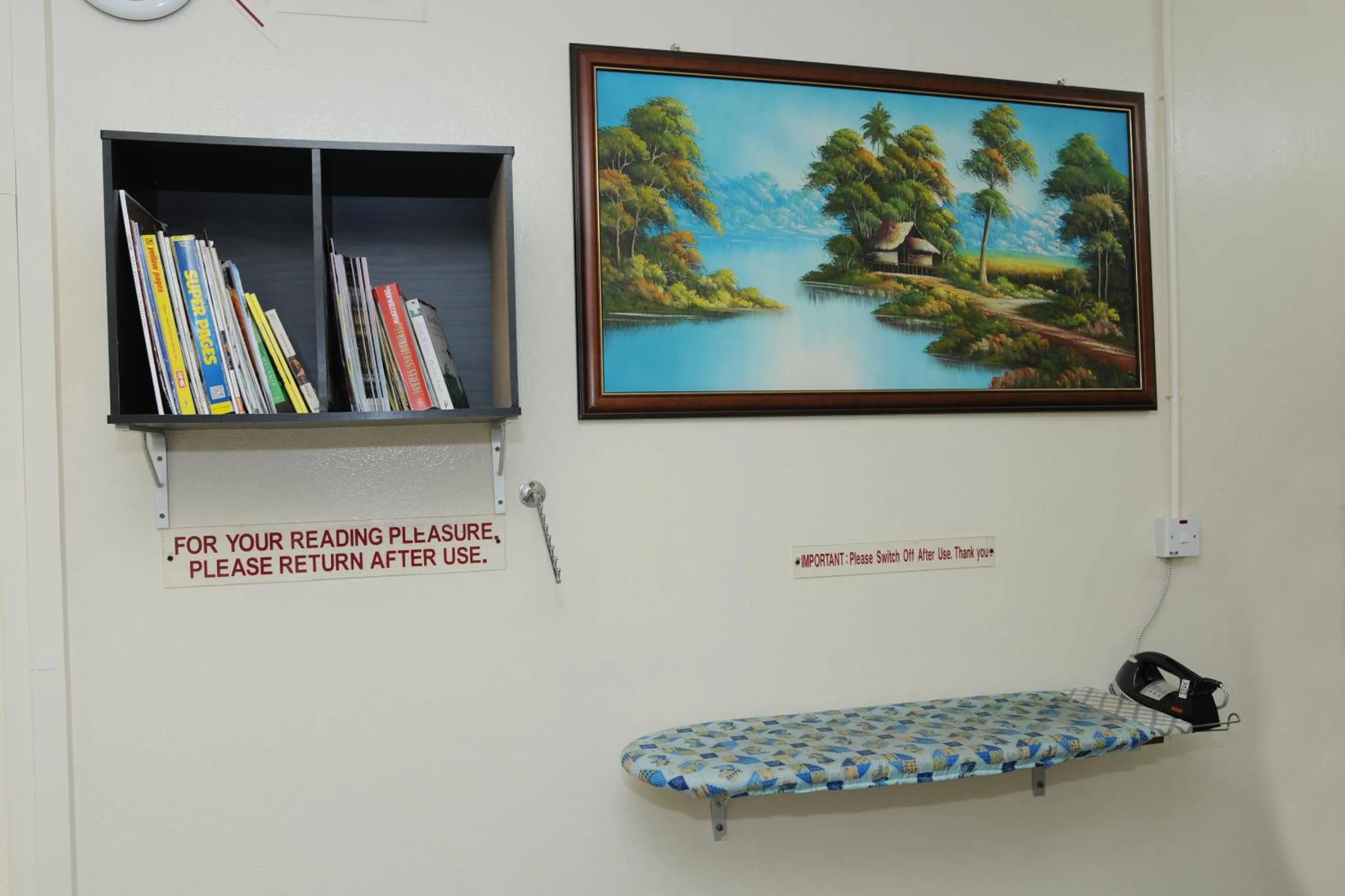 Library in Broadway Budget Hotel