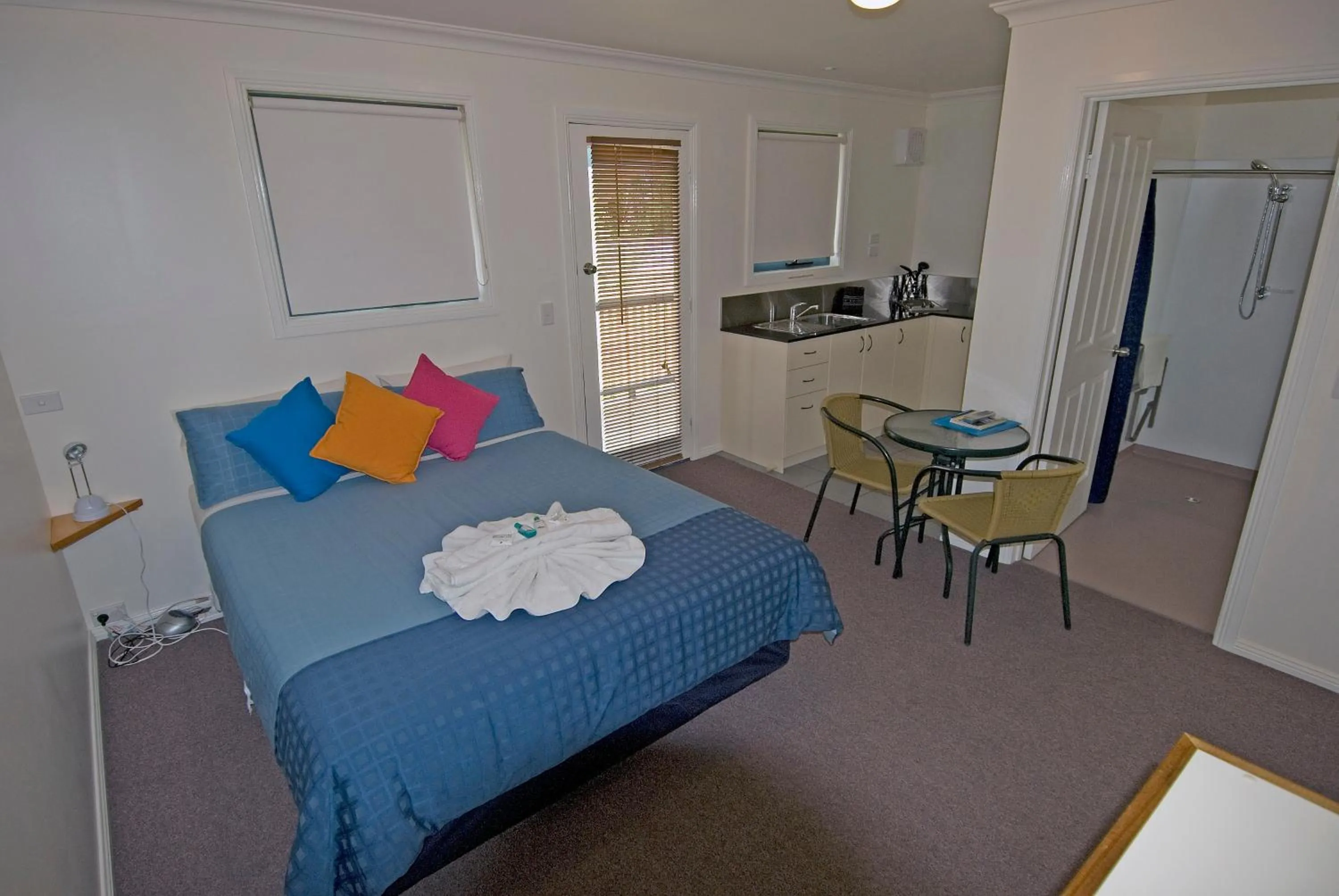 Photo of the whole room, Bed in BIG4 Strahan Holiday Retreat