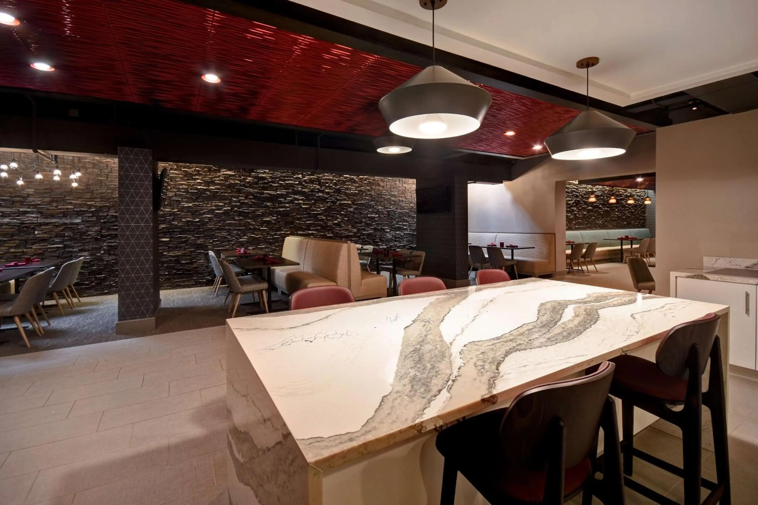 Lounge or bar in DoubleTree by Hilton St. Louis Airport, MO