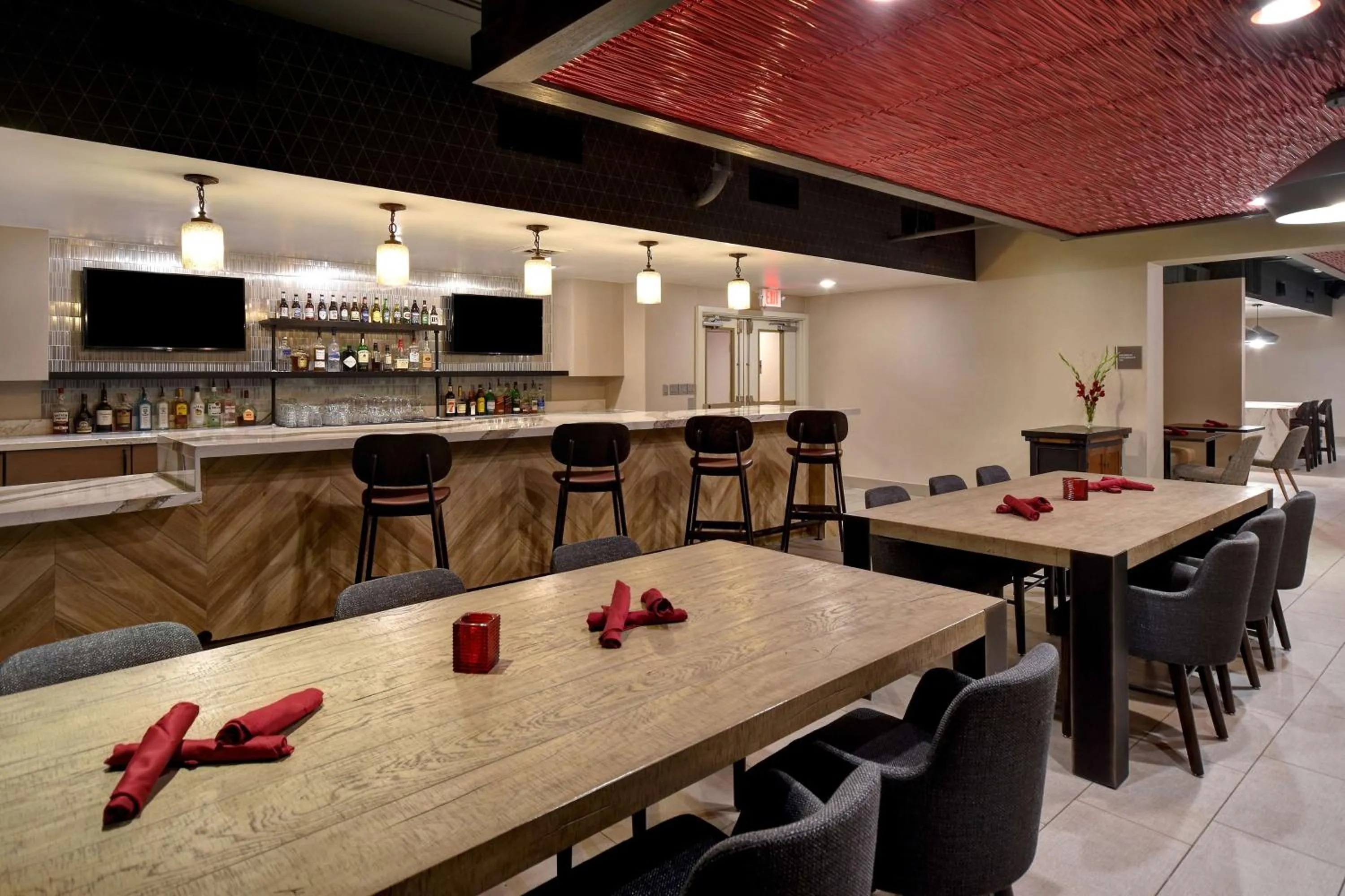 Lounge or bar in DoubleTree by Hilton St. Louis Airport, MO