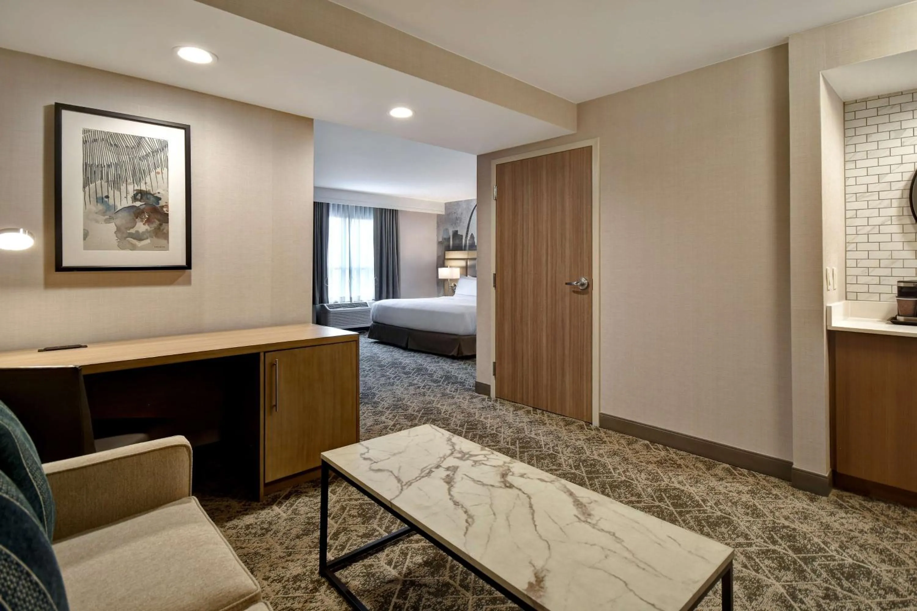 Living room, Bed in DoubleTree by Hilton St. Louis Airport, MO