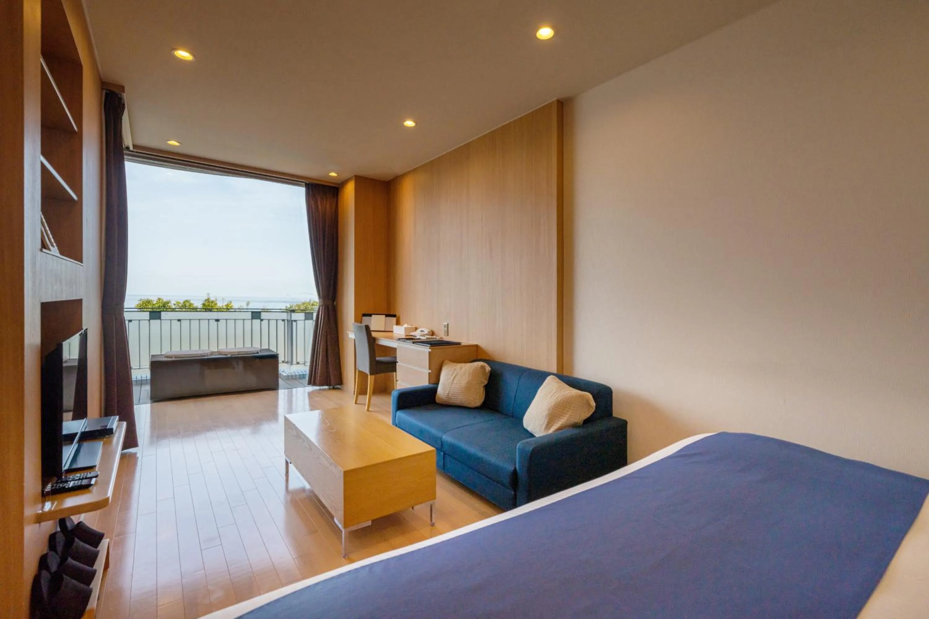 Living room, Bed in Auberge Fontaine Bleau Atami