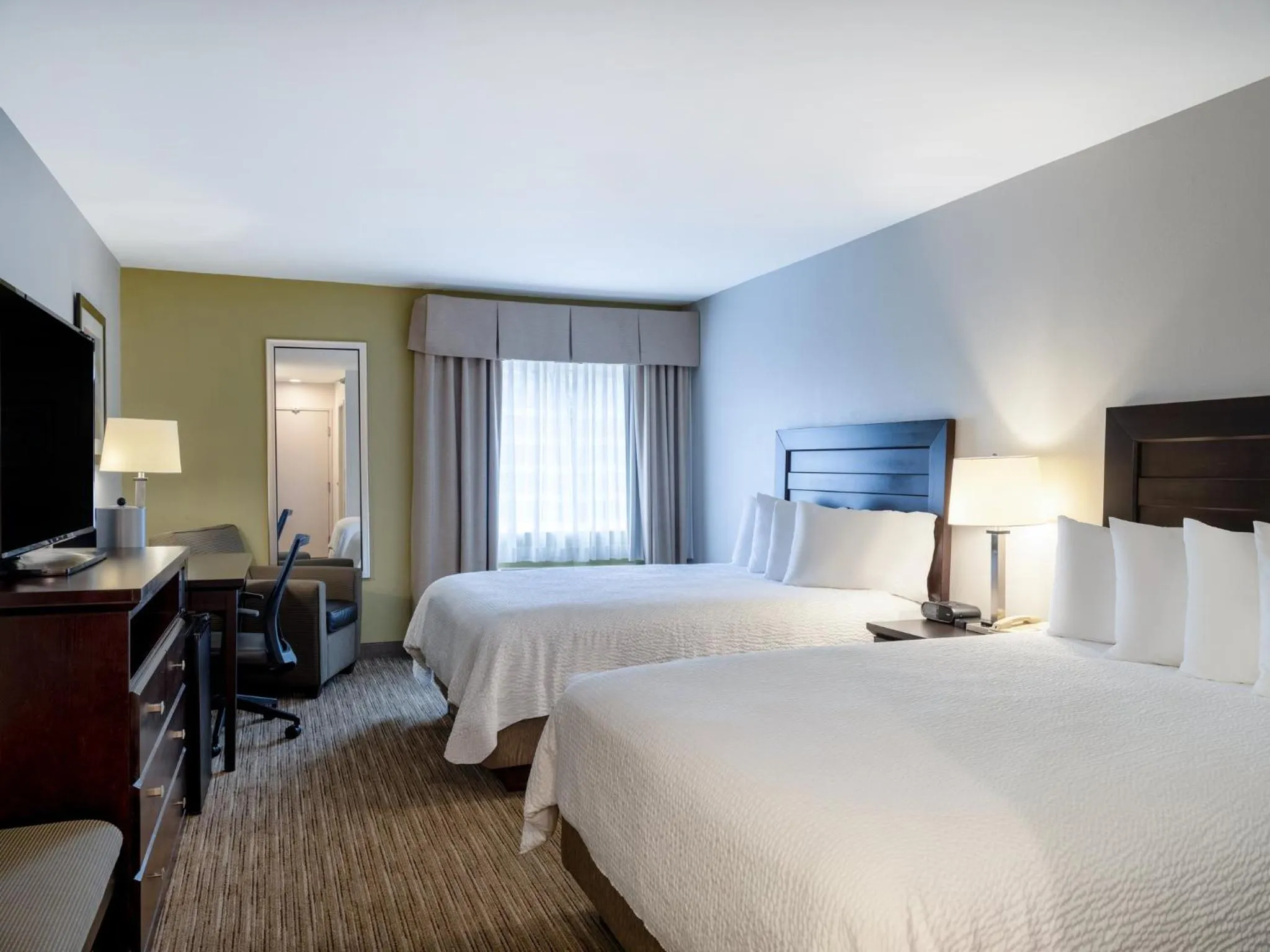 Photo of the whole room, Bed in Holiday Inn Express & Suites Chicago-Libertyville by IHG