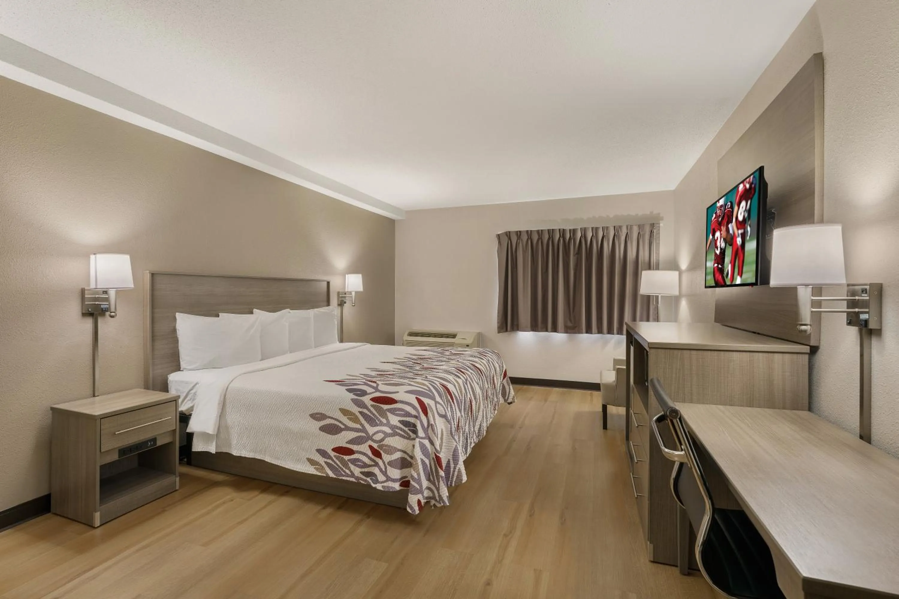 Bedroom, Bed in Red Roof Inn & Suites Newport - Middletown, RI