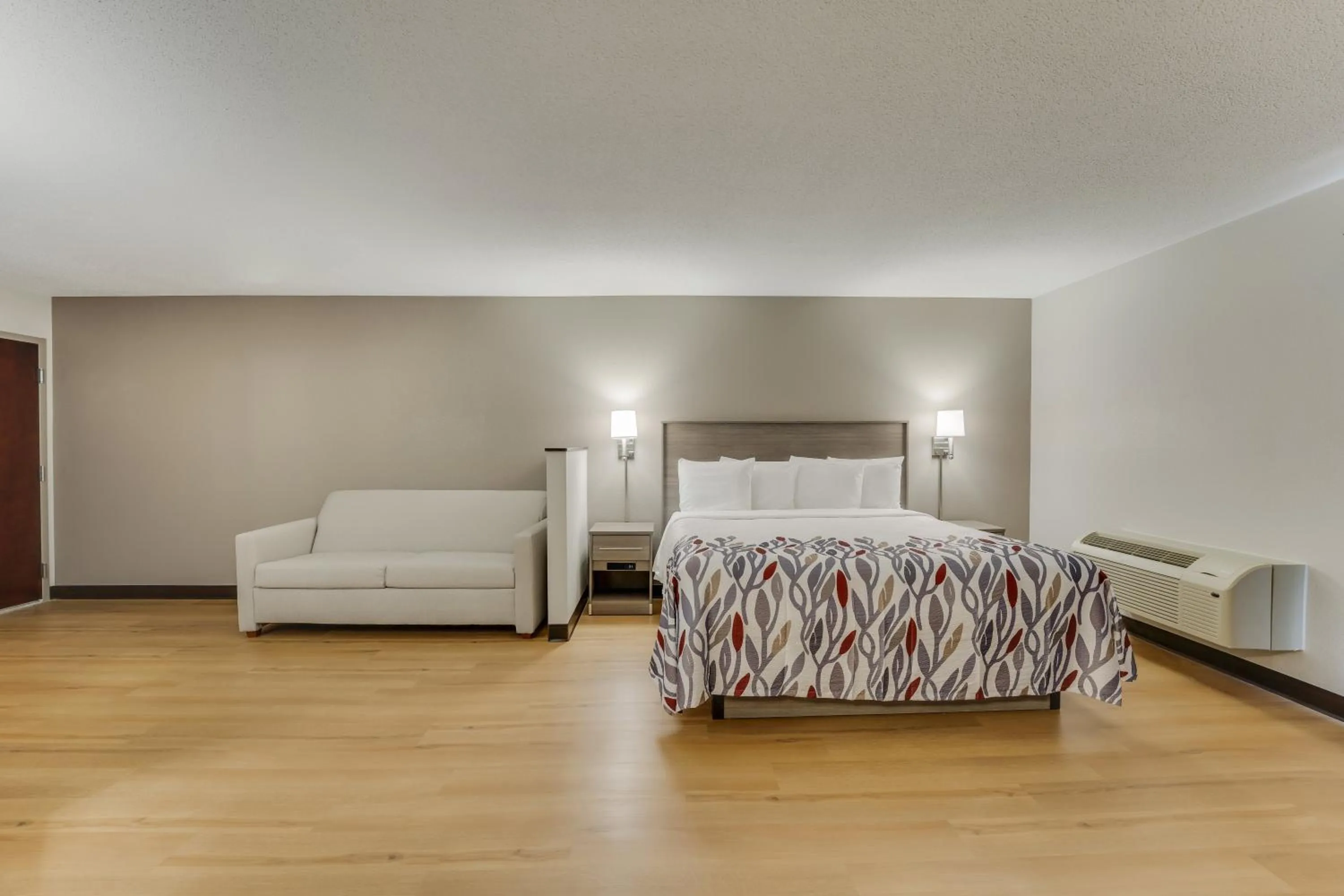 Bedroom, Bed in Red Roof Inn & Suites Newport - Middletown, RI