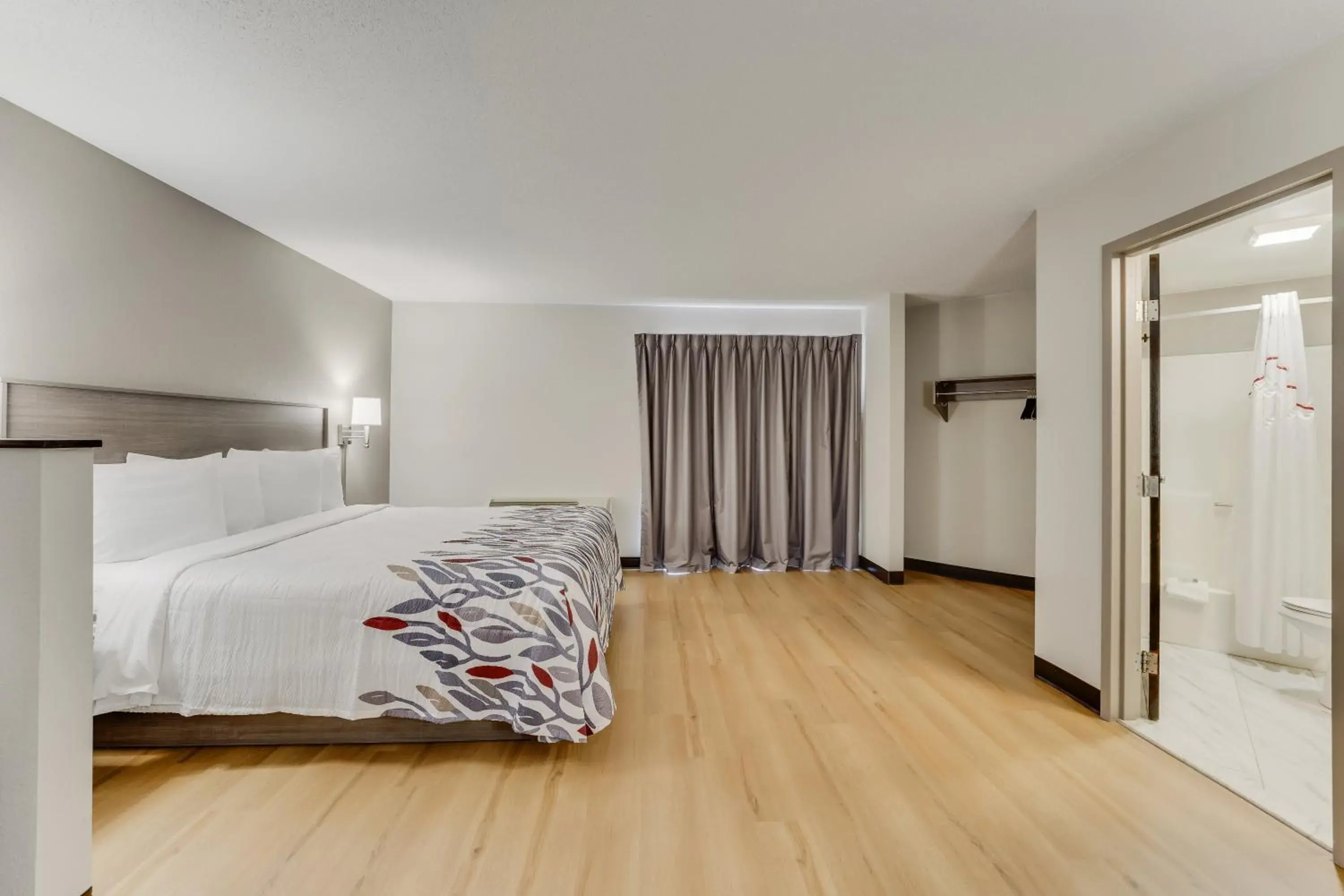 Bedroom, Bed in Red Roof Inn & Suites Newport - Middletown, RI Bedroom, Bed in Red Roof Inn & Suites Newport - Middletown, RI