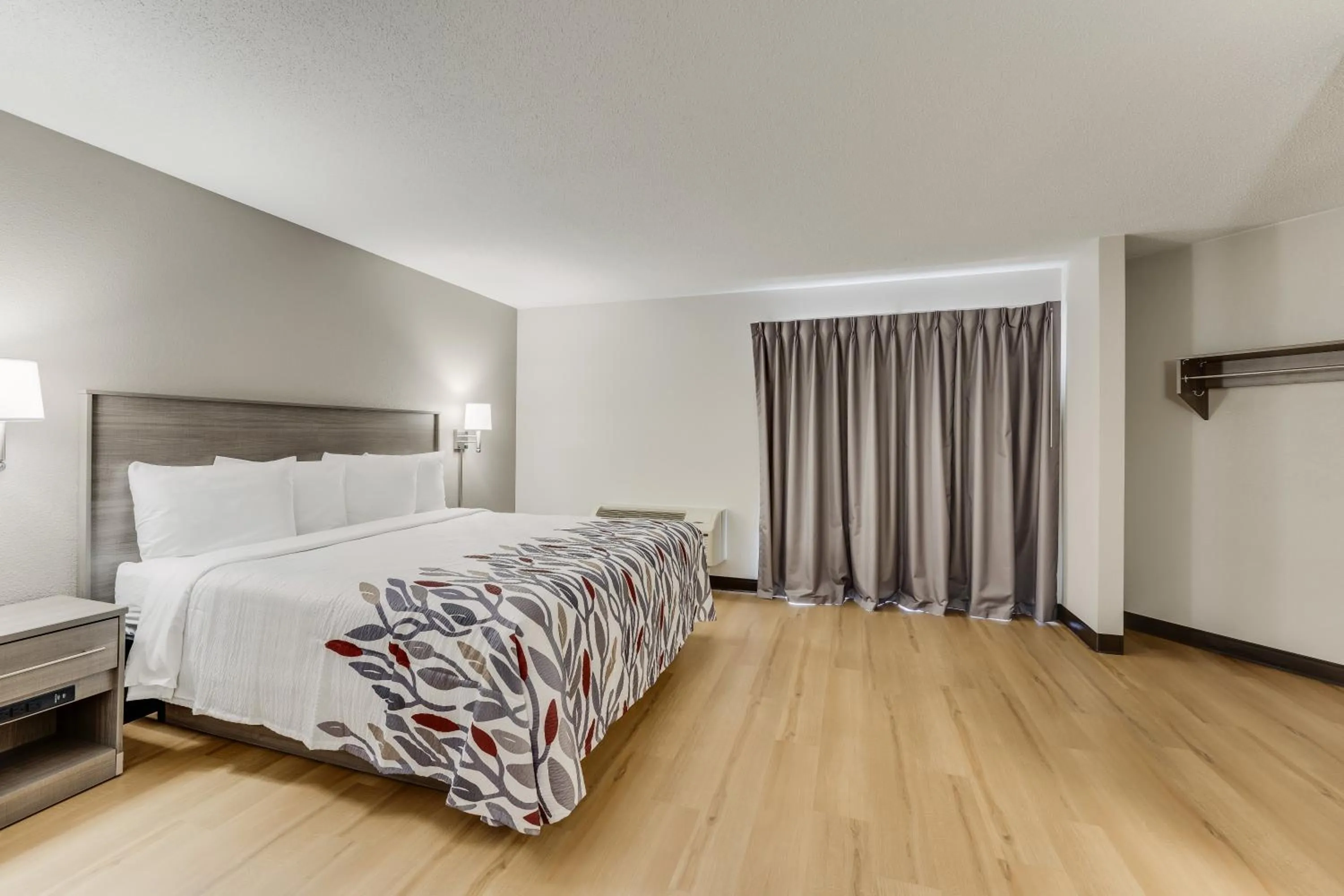 Bedroom, Bed in Red Roof Inn & Suites Newport - Middletown, RI