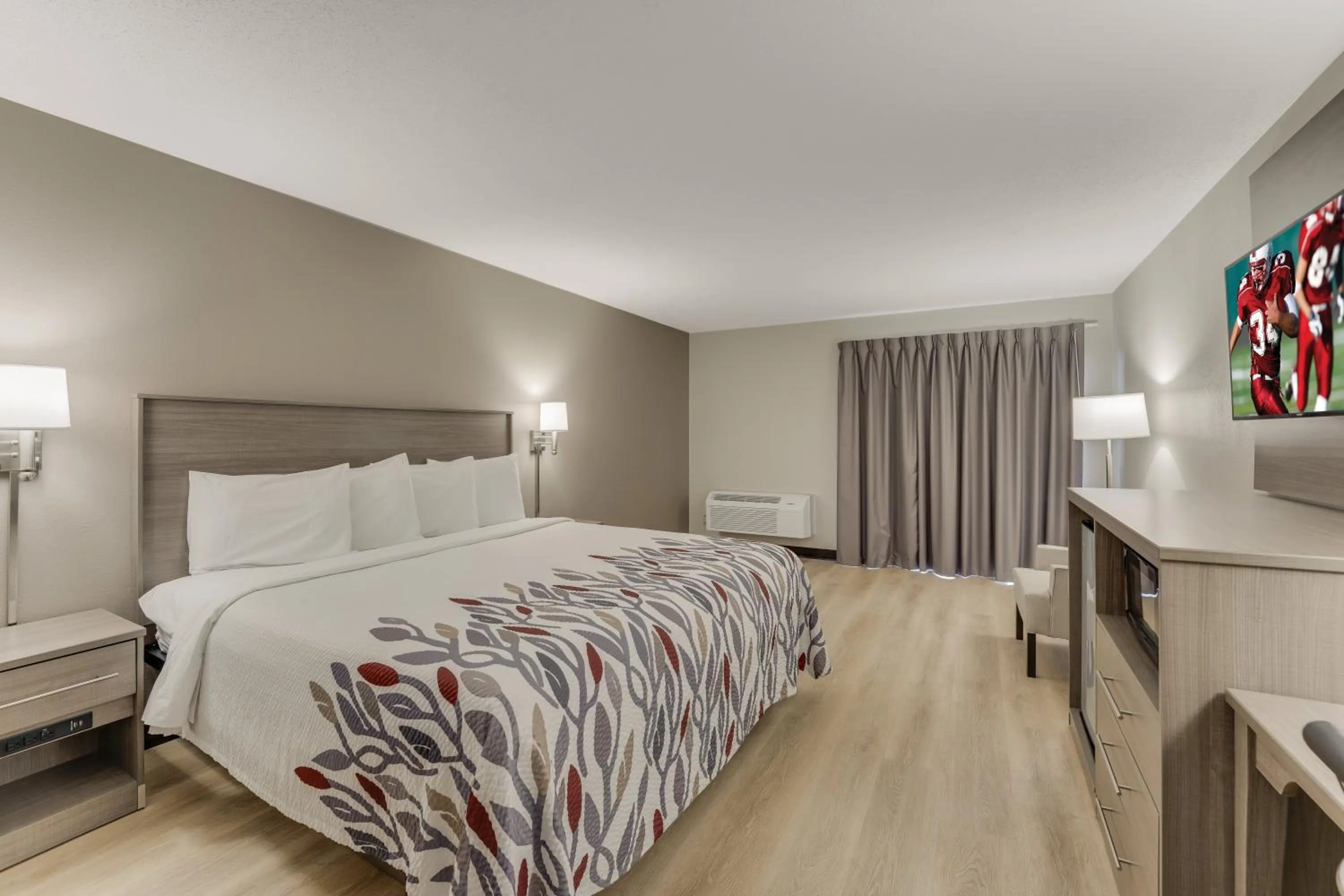 Bedroom, Bed in Red Roof Inn & Suites Newport - Middletown, RI