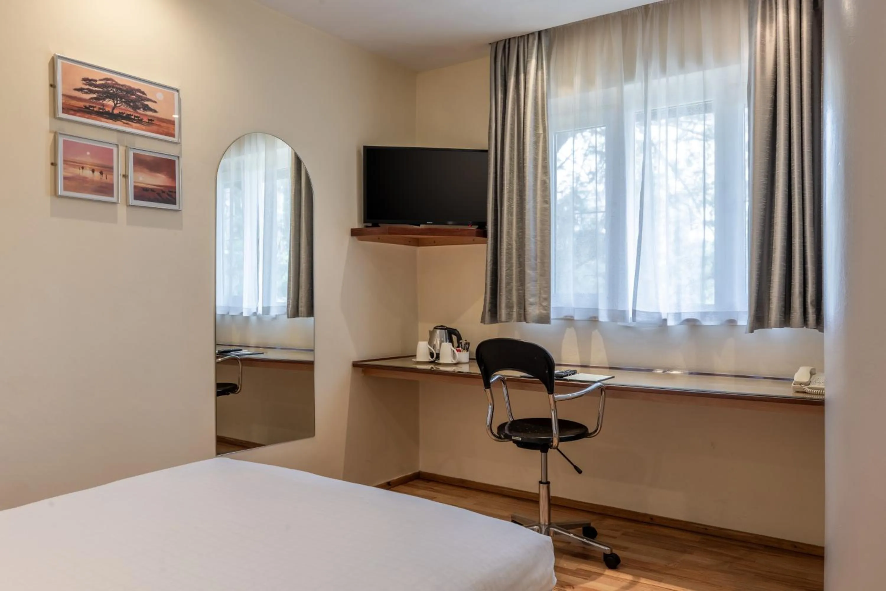 TV and multimedia, Bed in Best Western Nairobi Upper Hill