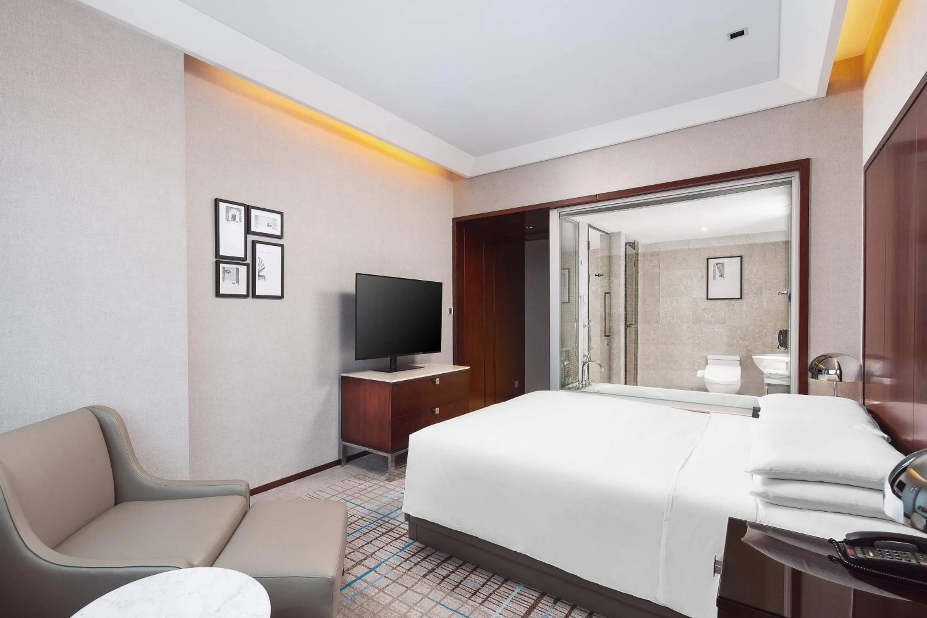 Bedroom, Bed in Renaissance Shanghai Zhongshan Park Hotel