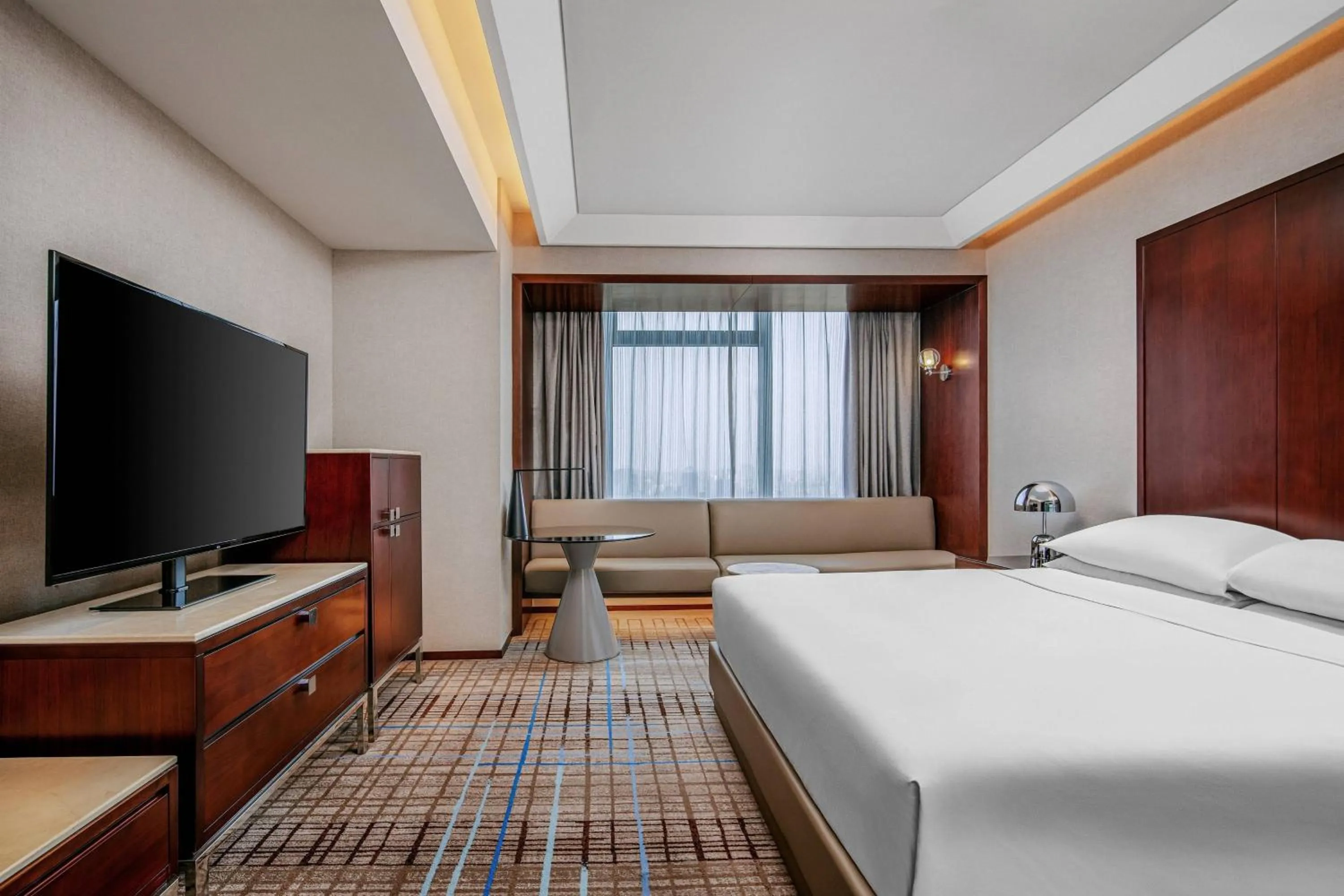 Photo of the whole room, Bed in Renaissance Shanghai Zhongshan Park Hotel