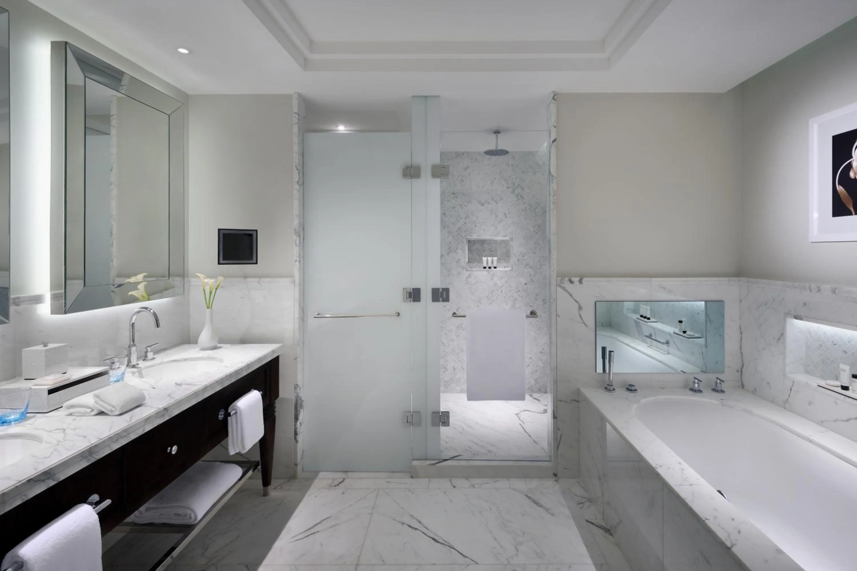 Bathroom, Bed in Kempinski The Boulevard Dubai