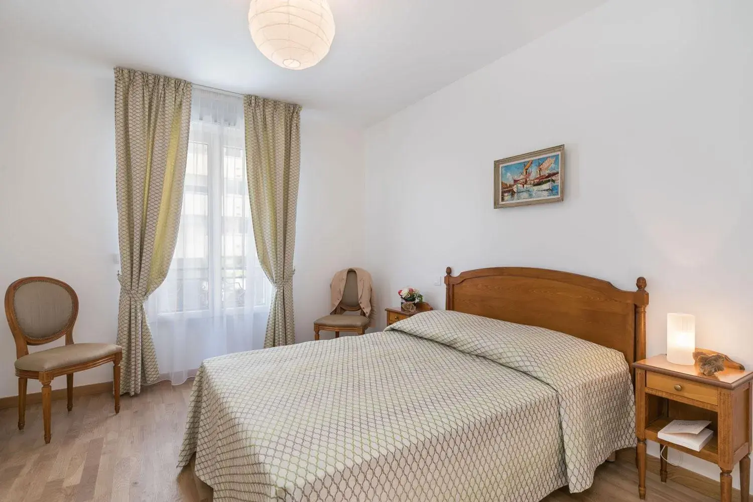 Photo of the whole room, Bed in Médicis Home Puteaux Photo of the whole room, Bed in Médicis Home Puteaux