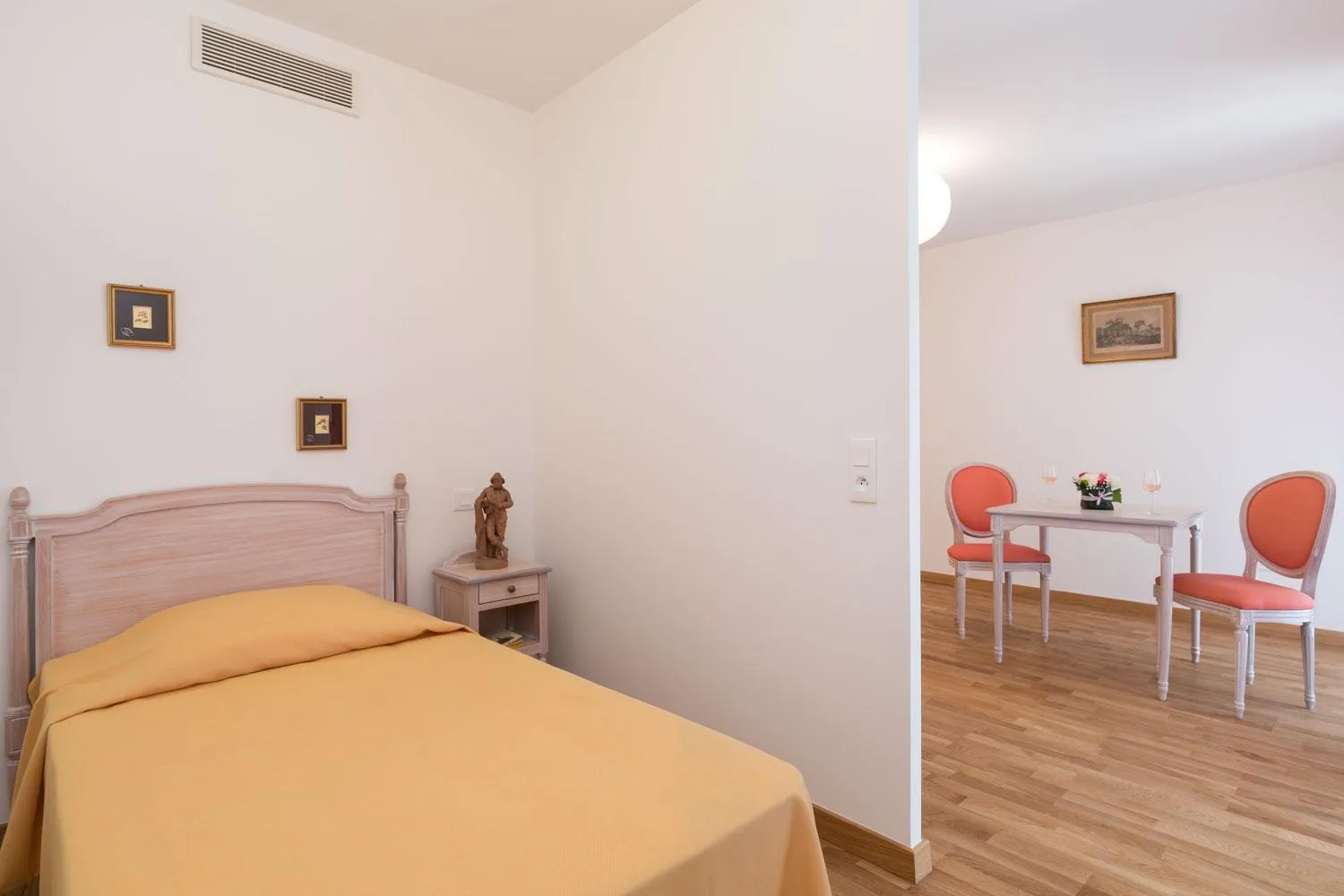 Photo of the whole room, Bed in Médicis Home Puteaux