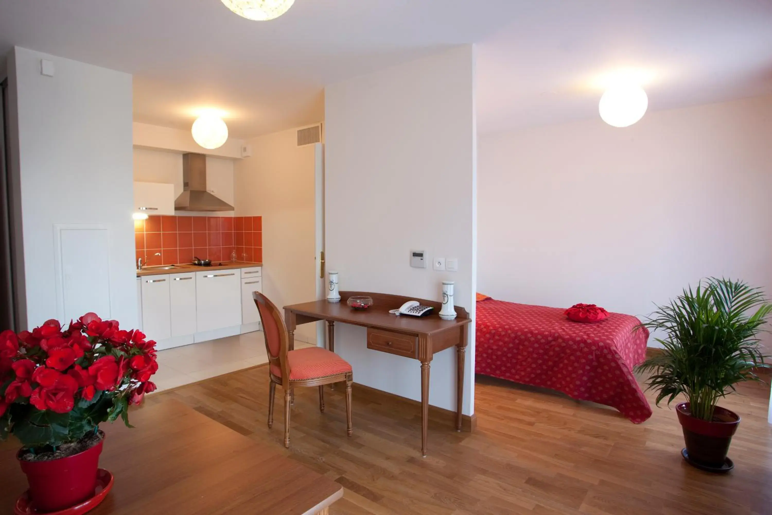 Photo of the whole room in Médicis Home Puteaux Photo of the whole room in Médicis Home Puteaux