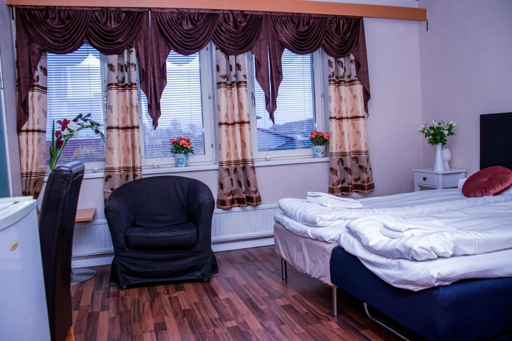 Guests, Bed in Euroway Hotel