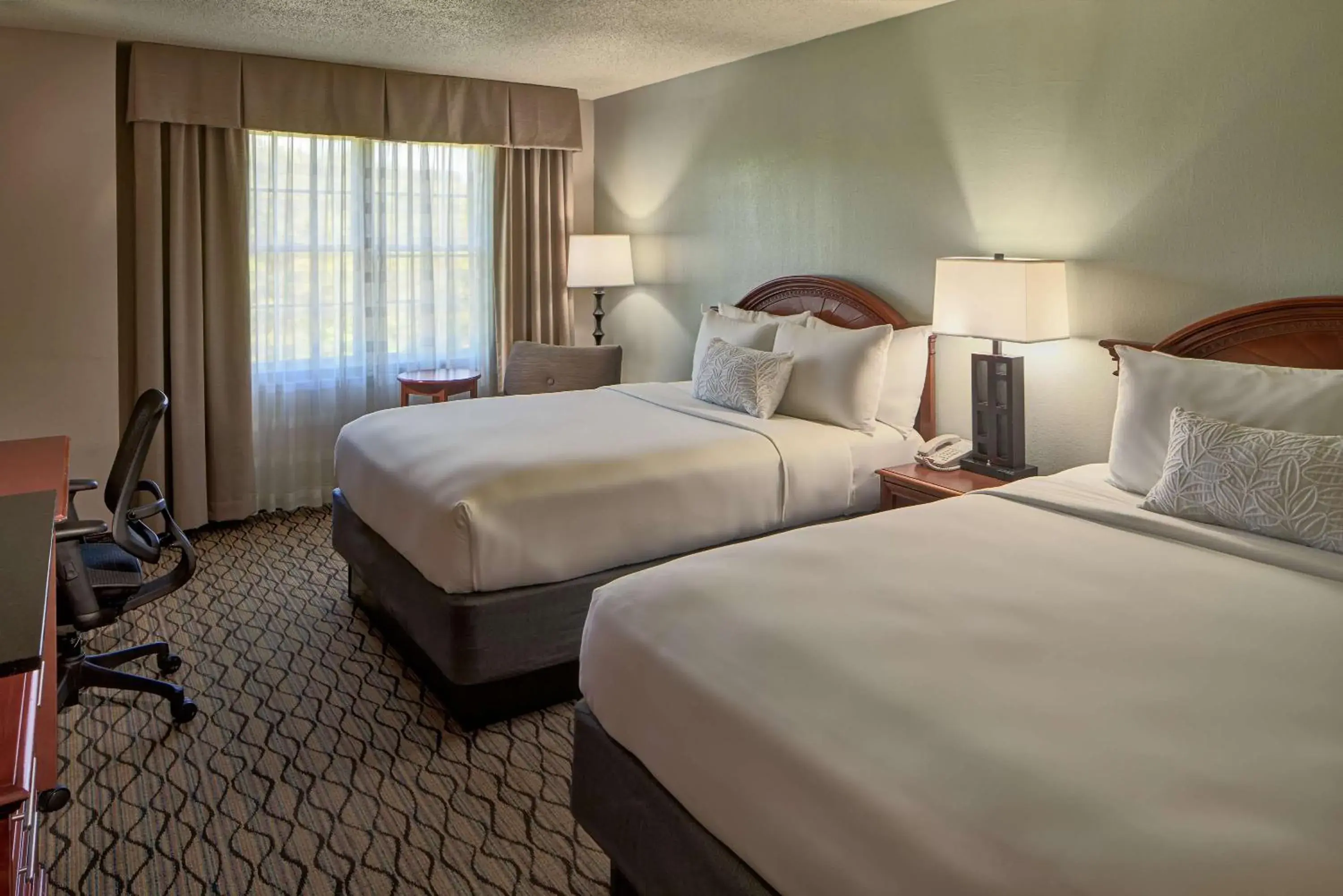 Deluxe Queen Room with Two Queen Beds in Sonesta Atlanta Airport South Deluxe Queen Room with Two Queen Beds in Sonesta Atlanta Airport South
