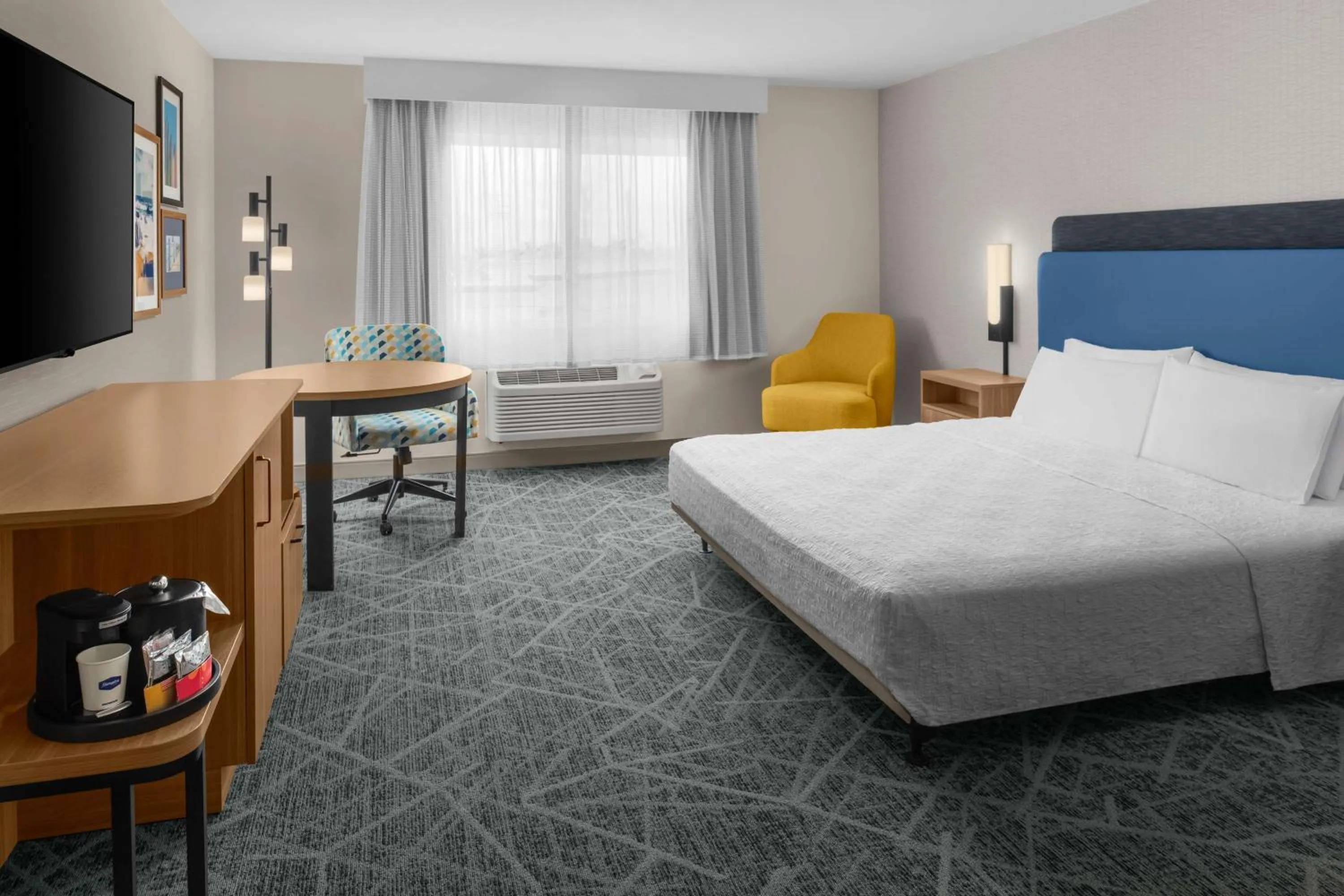 Bedroom, Bed in Hampton Inn by Hilton Costa Mesa Newport Beach