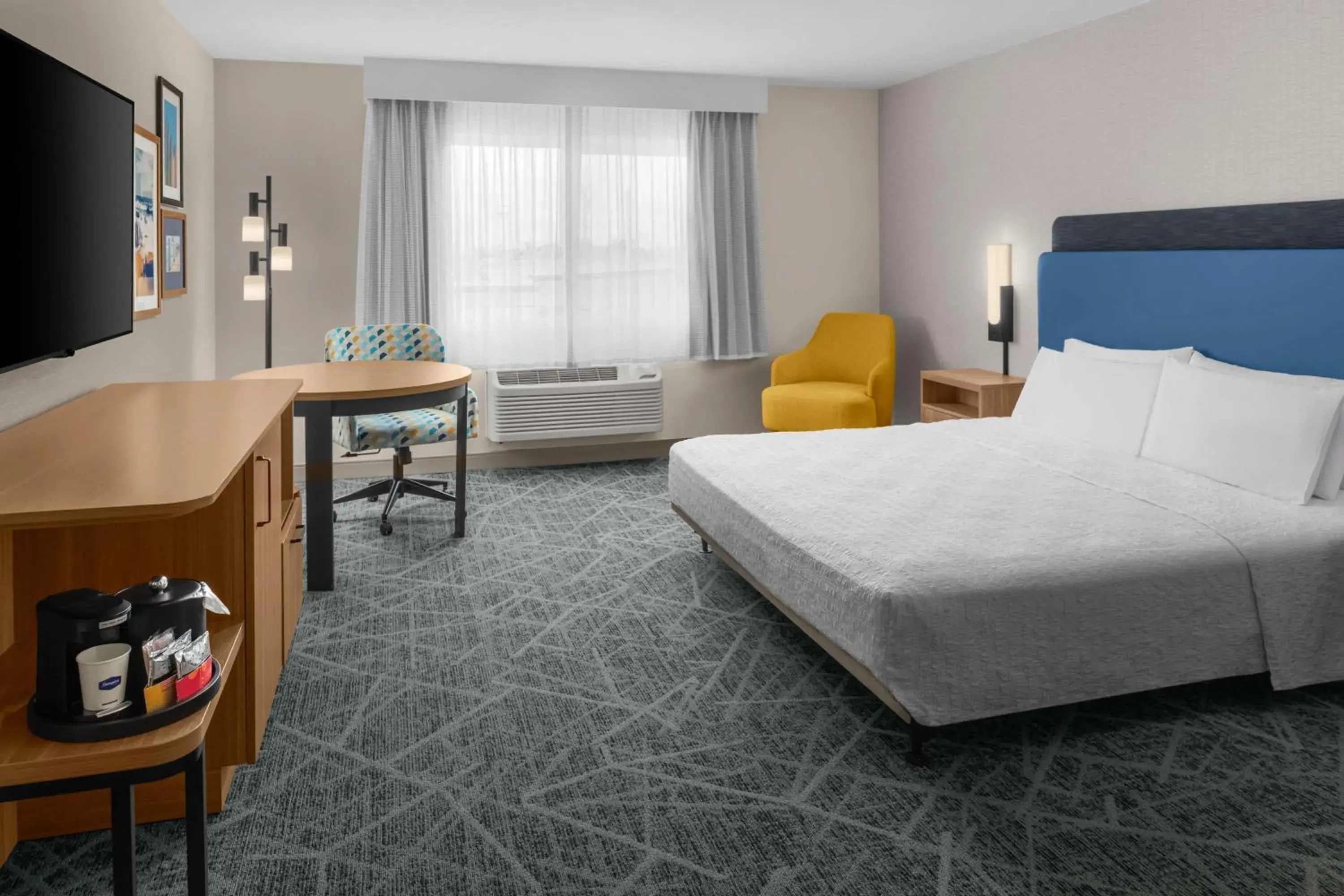 Bedroom, Bed in Hampton Inn by Hilton Costa Mesa Newport Beach Bedroom, Bed in Hampton Inn by Hilton Costa Mesa Newport Beach