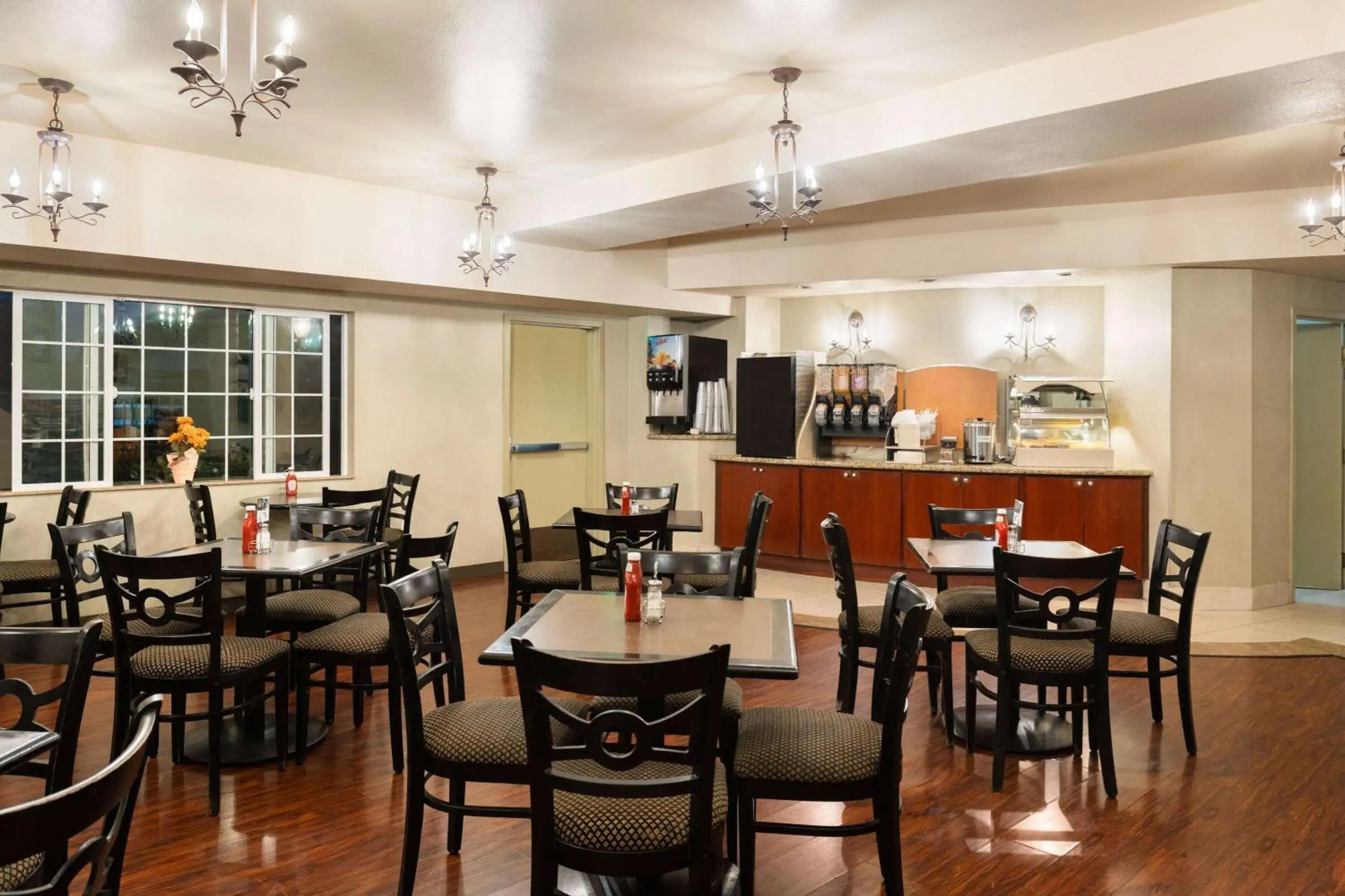 Property building in Hotel Marguerite South Anaheim - Garden Grove, Trademark Collection by Wyndham Property building in Hotel Marguerite South Anaheim - Garden Grove, Trademark Collection by Wyndham