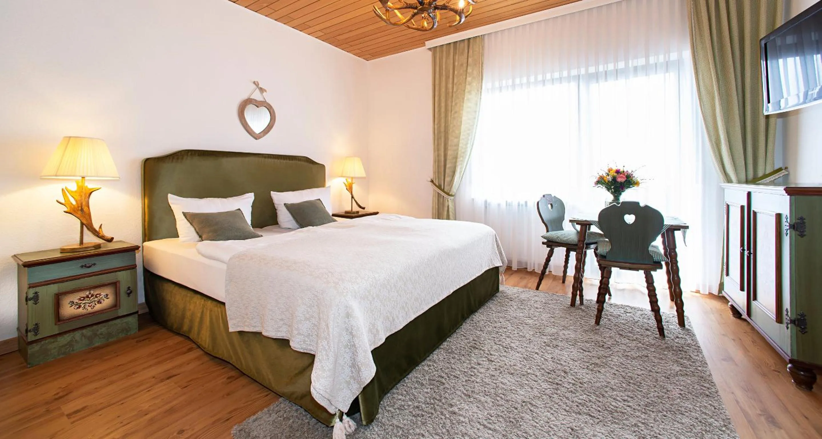 Photo of the whole room, Bed in Victor's Seehotel Weingärtner Bostalsee