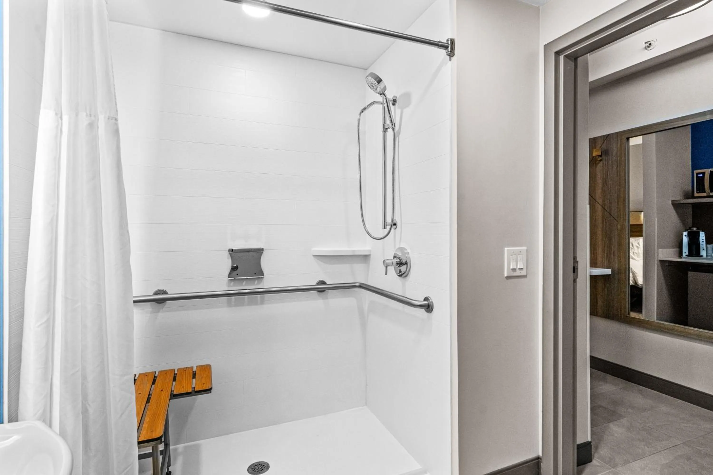 Holiday Inn Express & Suites Carneys Point - Pennsville by IHG