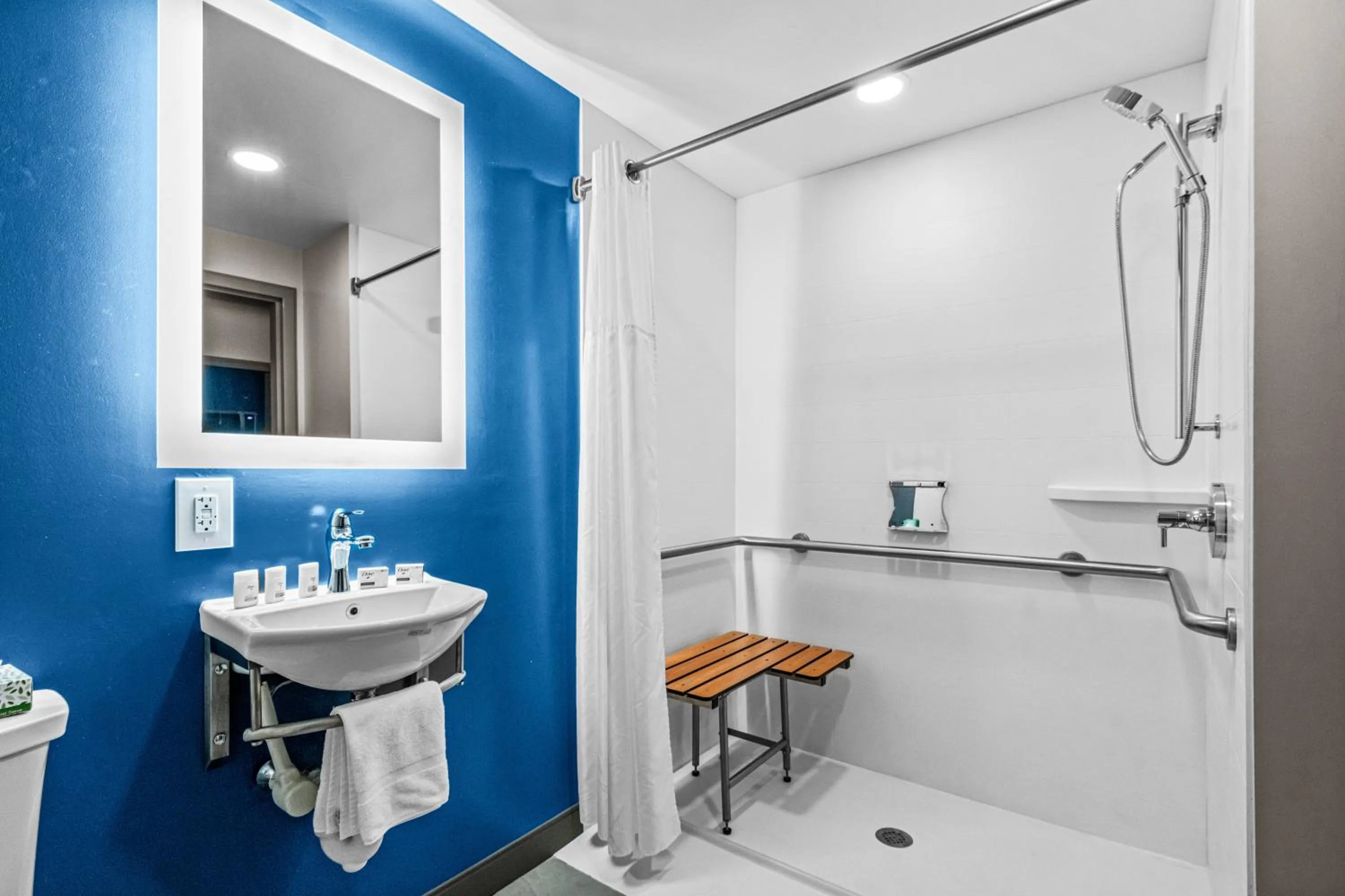 Holiday Inn Express & Suites Carneys Point - Pennsville by IHG