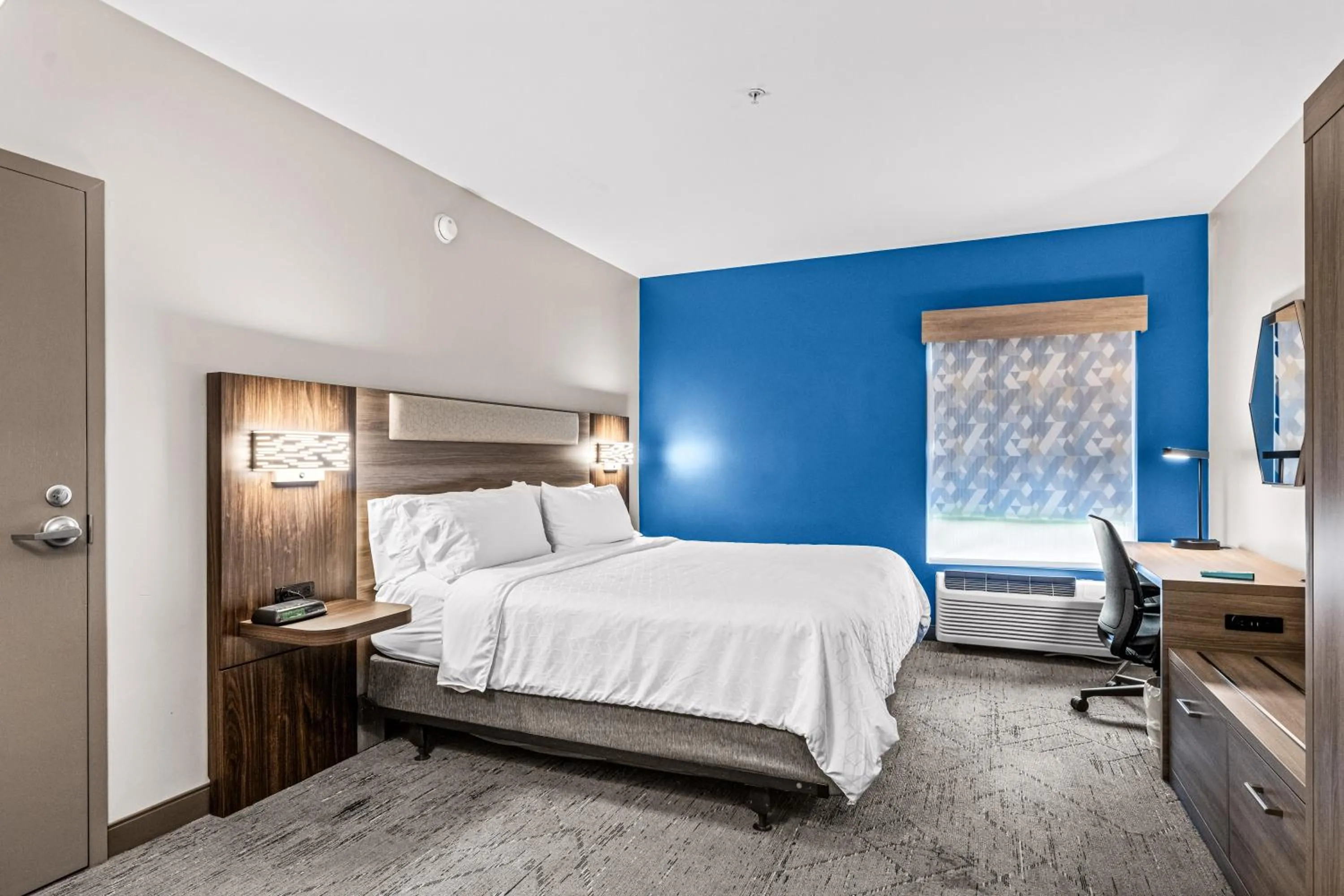 Bed in Holiday Inn Express & Suites Carneys Point - Pennsville by IHG