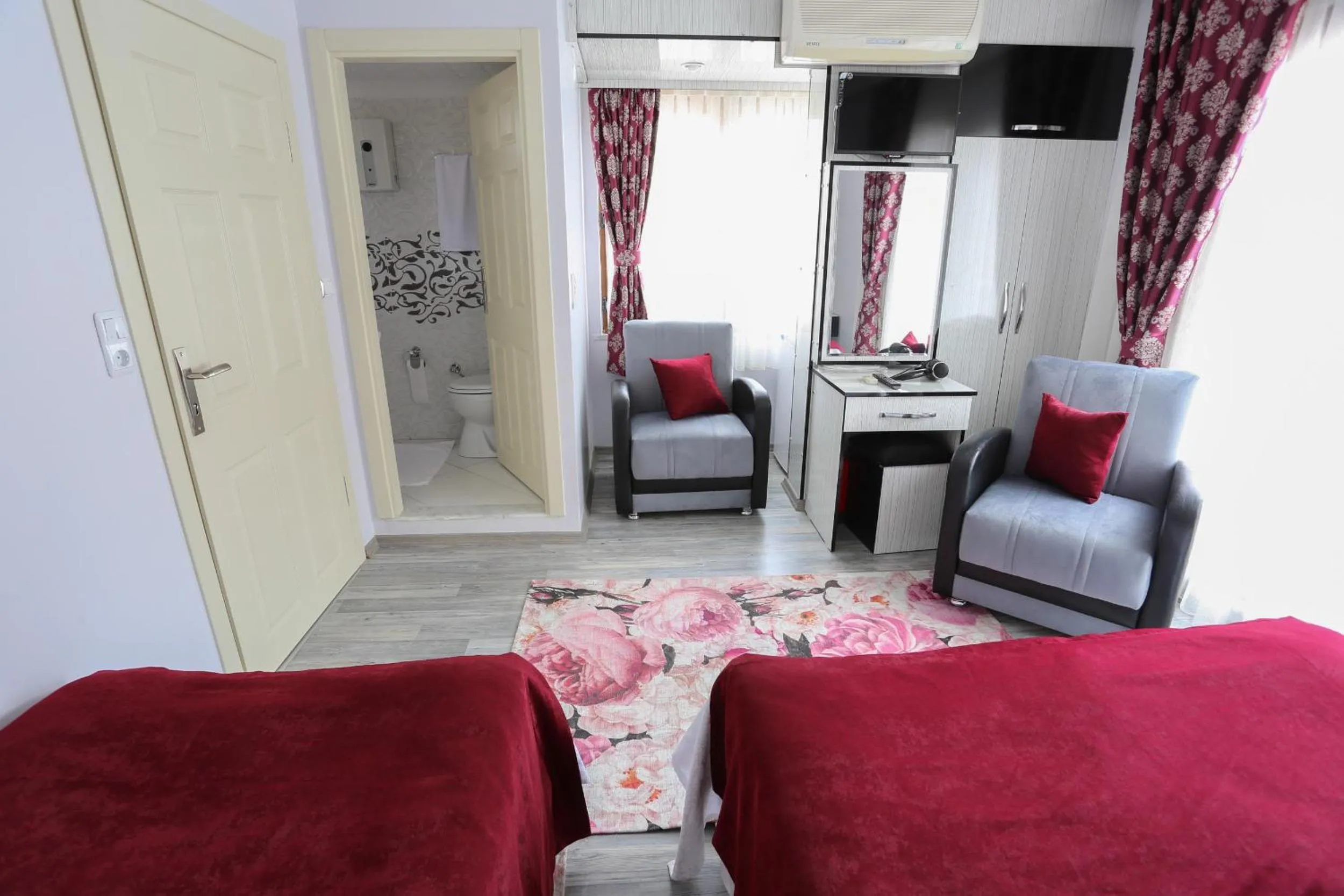 Photo of the whole room in Kural Pansiyon