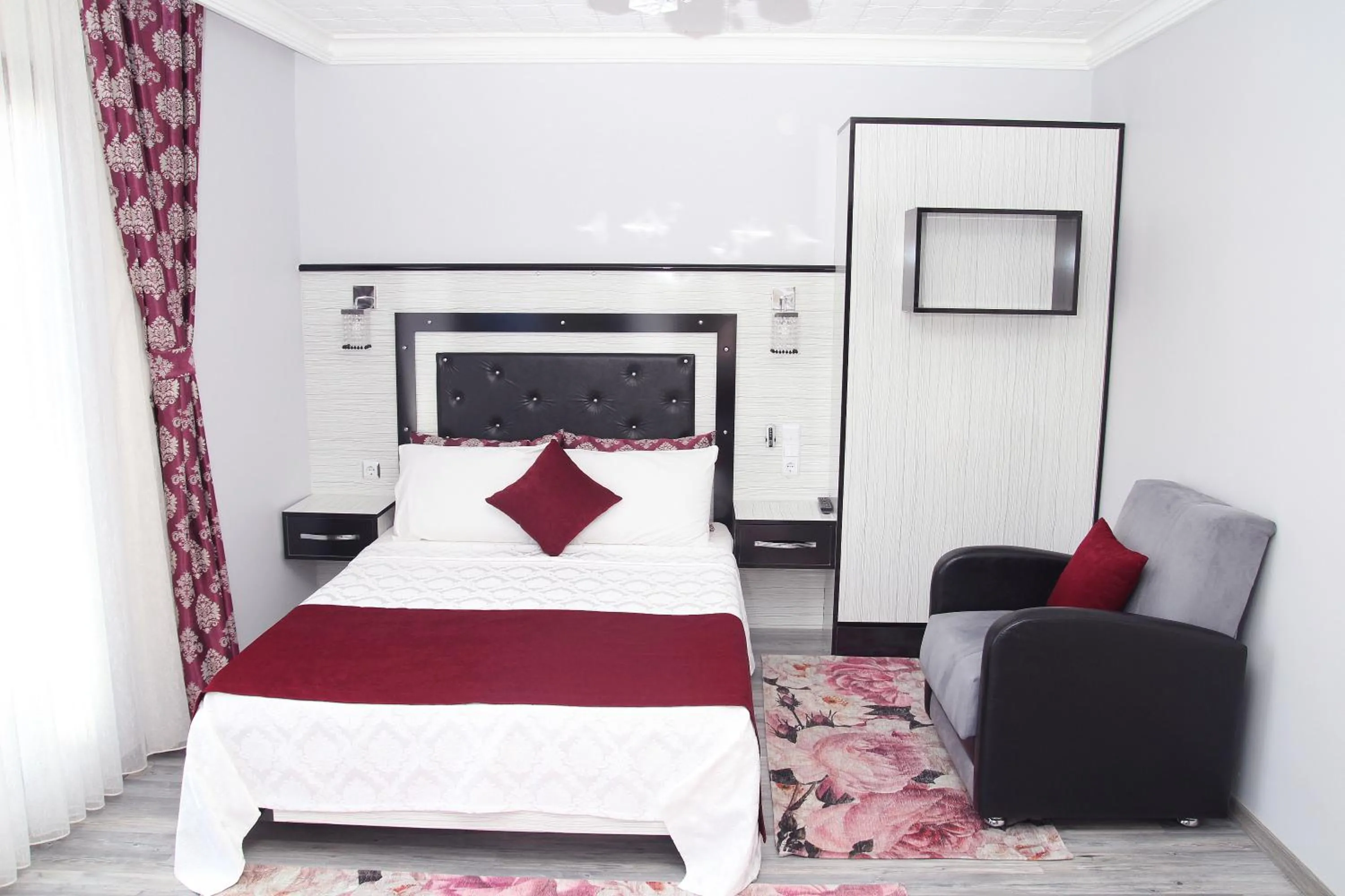 Photo of the whole room, Bed in Kural Pansiyon